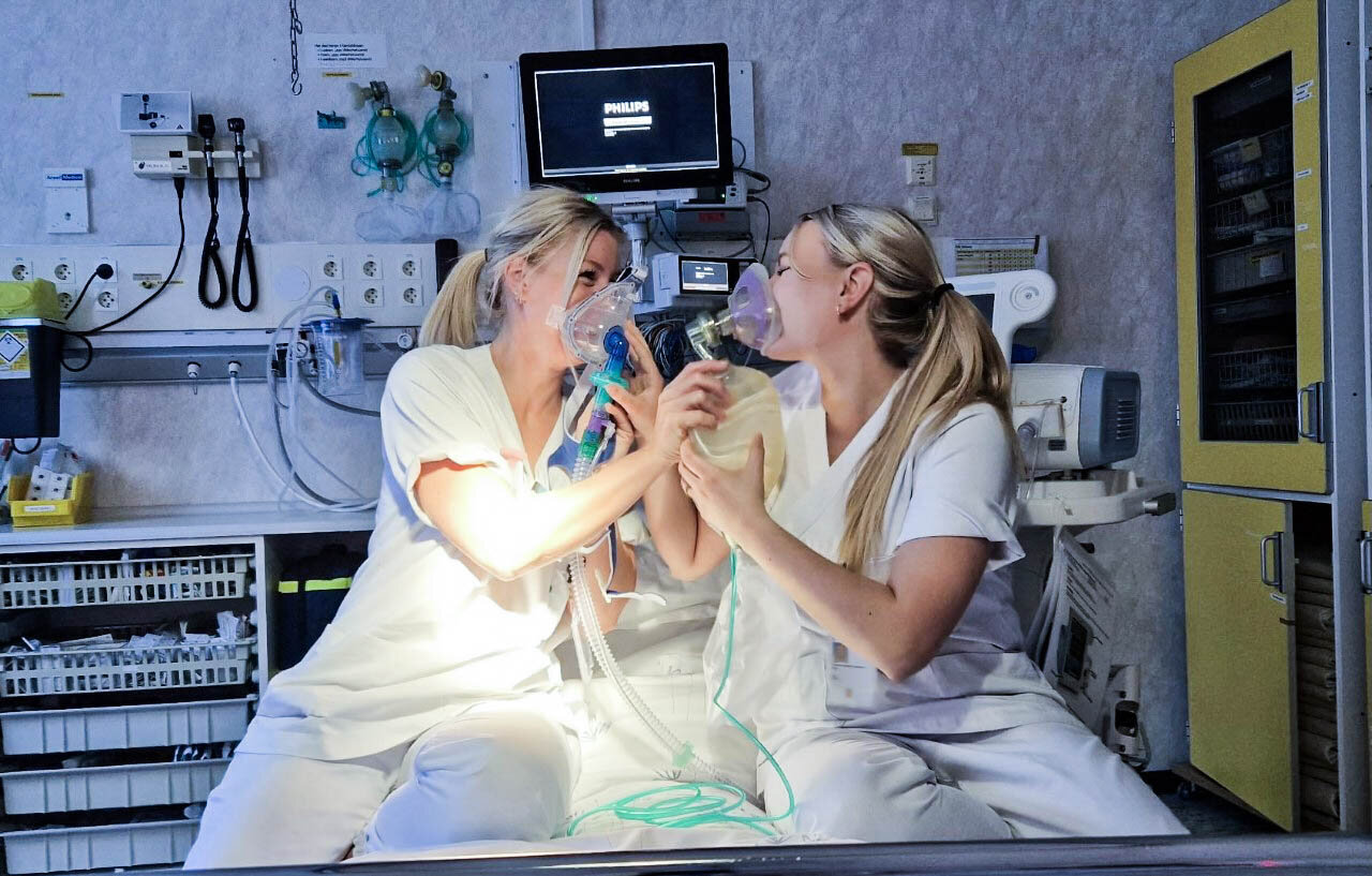 Bildet viser Therese Espenakk Mork og Tove Kjølsøy i akuttmottaket.