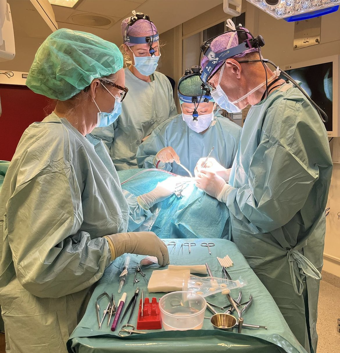 Bildet viser en øyeoperasjon.