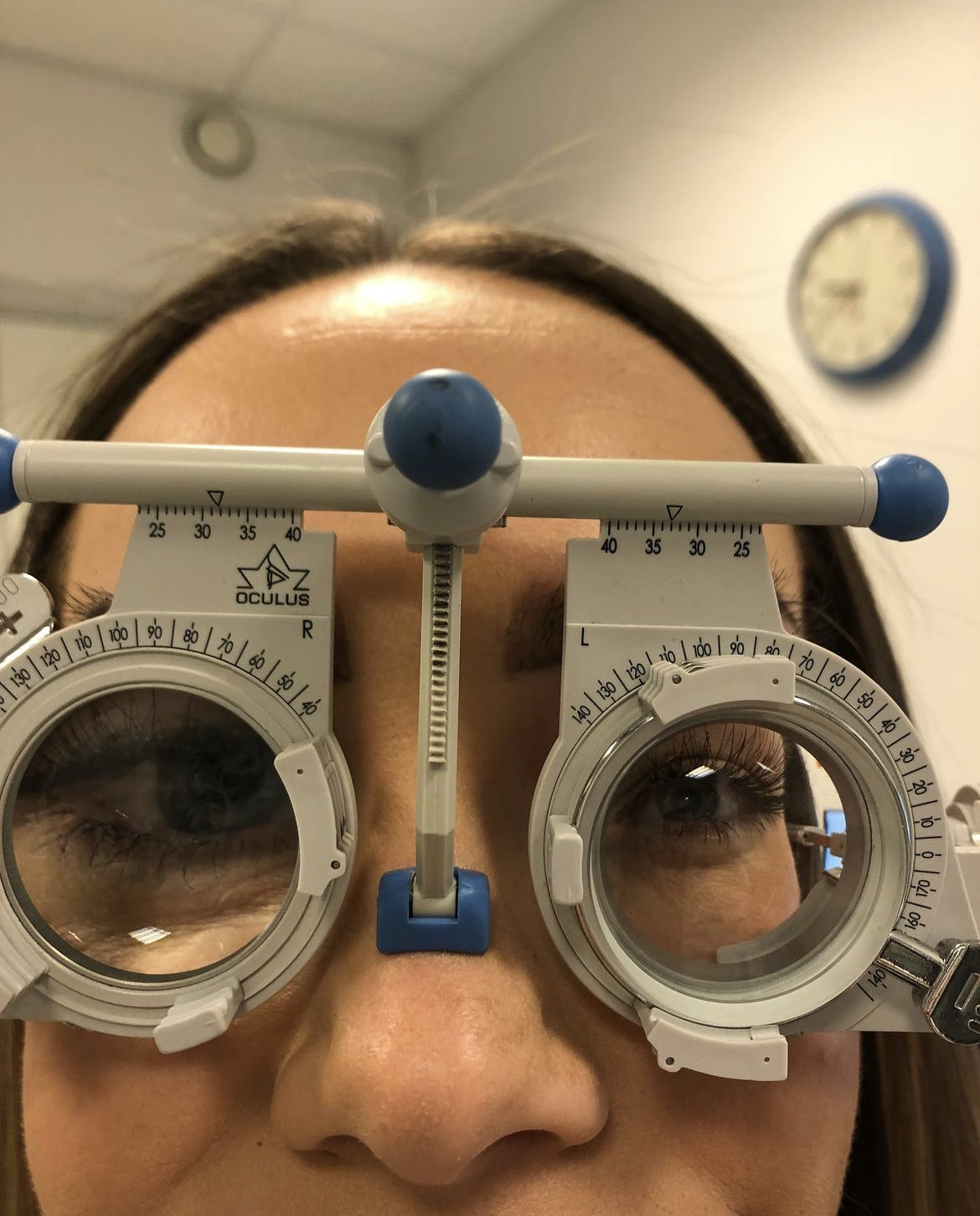 Bildet viser en kvinne som tar synstest.