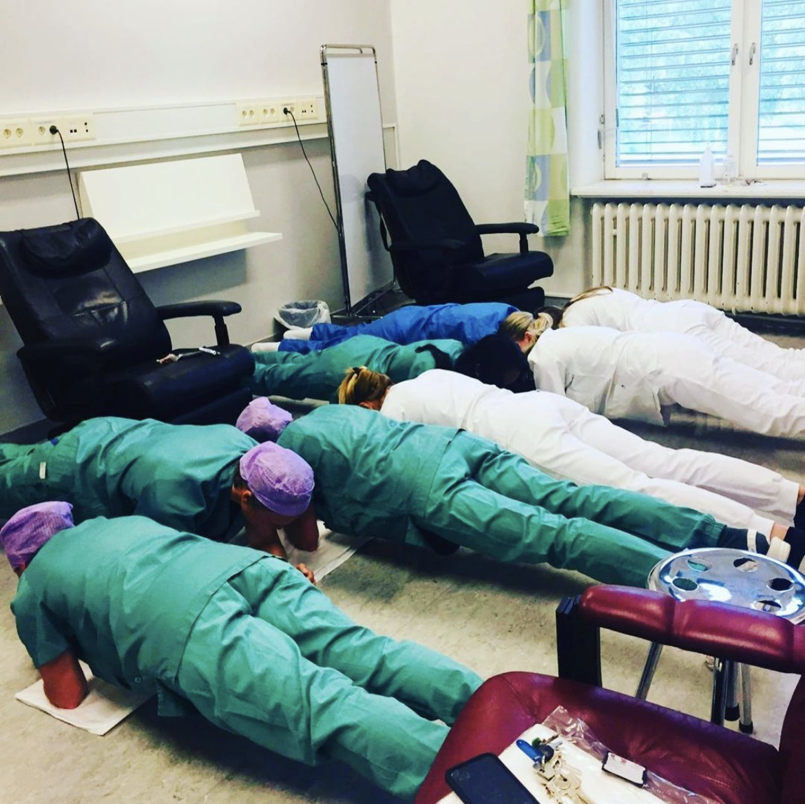 Bildet viser helsearbeidere som gjør styrkeøvelse.