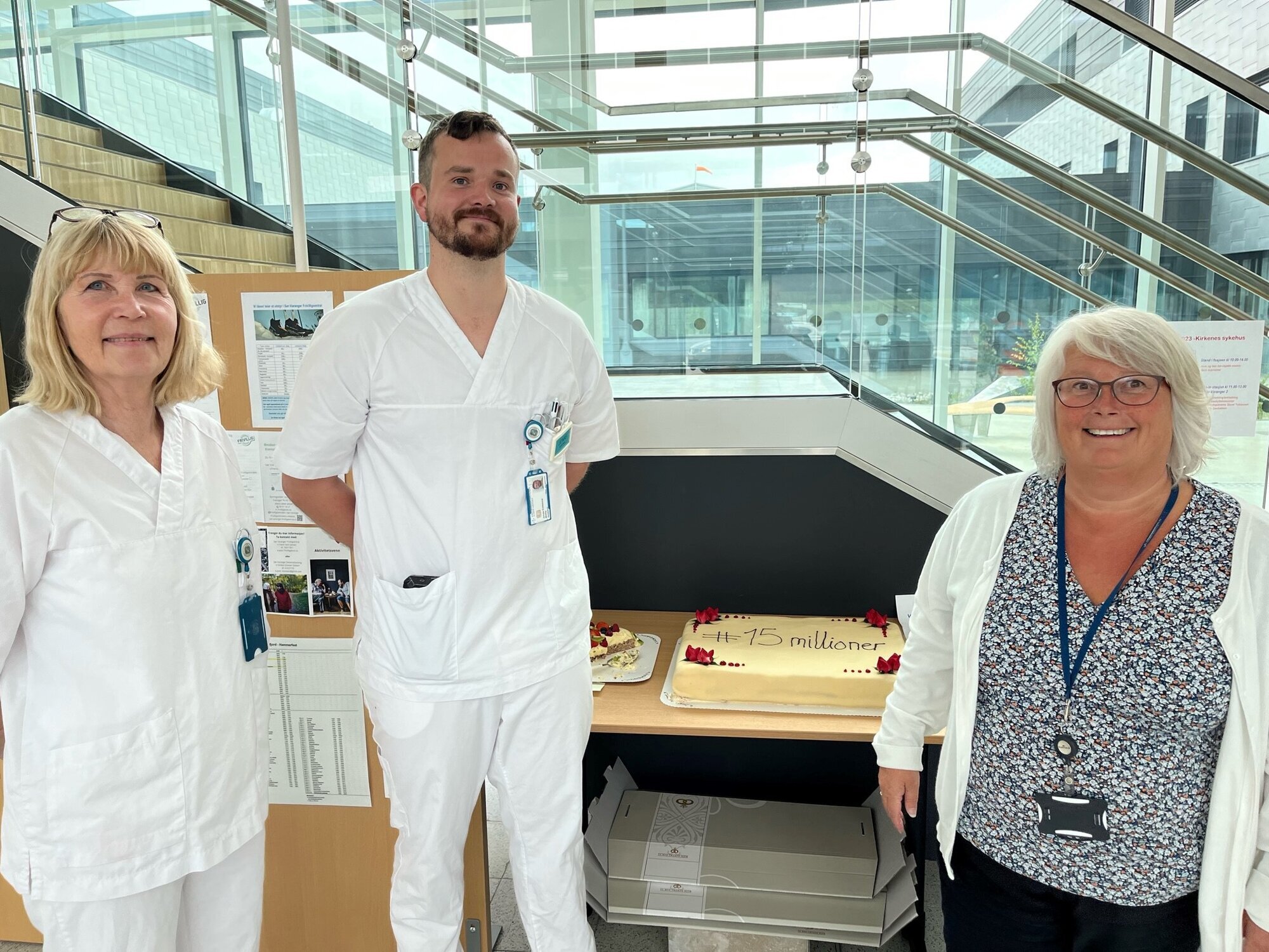 Bildet viser Klinikkleder Rita Jørgensen, Jonas Melby og Kristina "Kicki" Eriksson Nytun som spiser kake for å feire