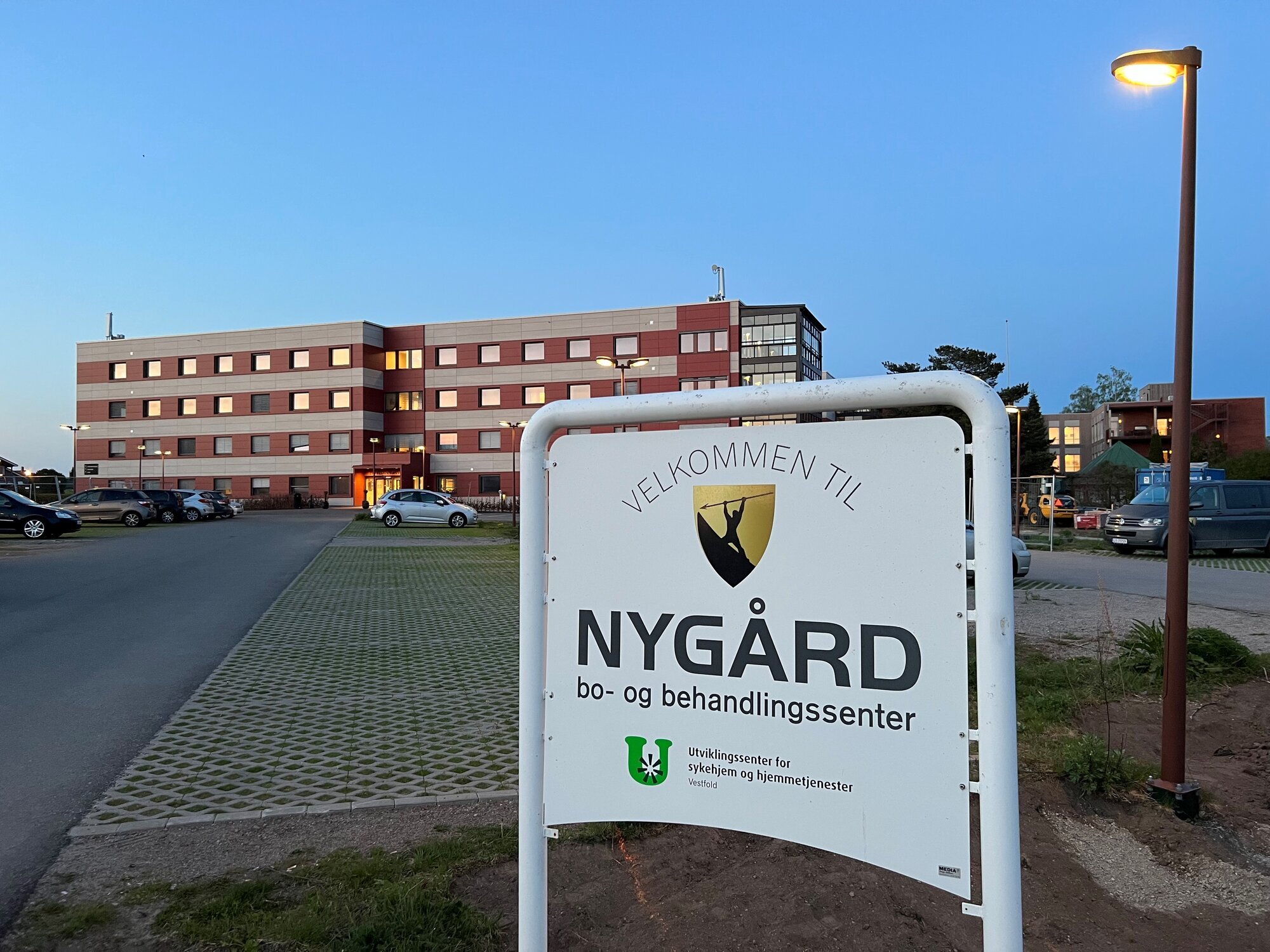 Bildet viser inngangen til Nygård bo- og behandlingssenter Bildet viser inngangen til Nygård bo- og behandlingssenter
