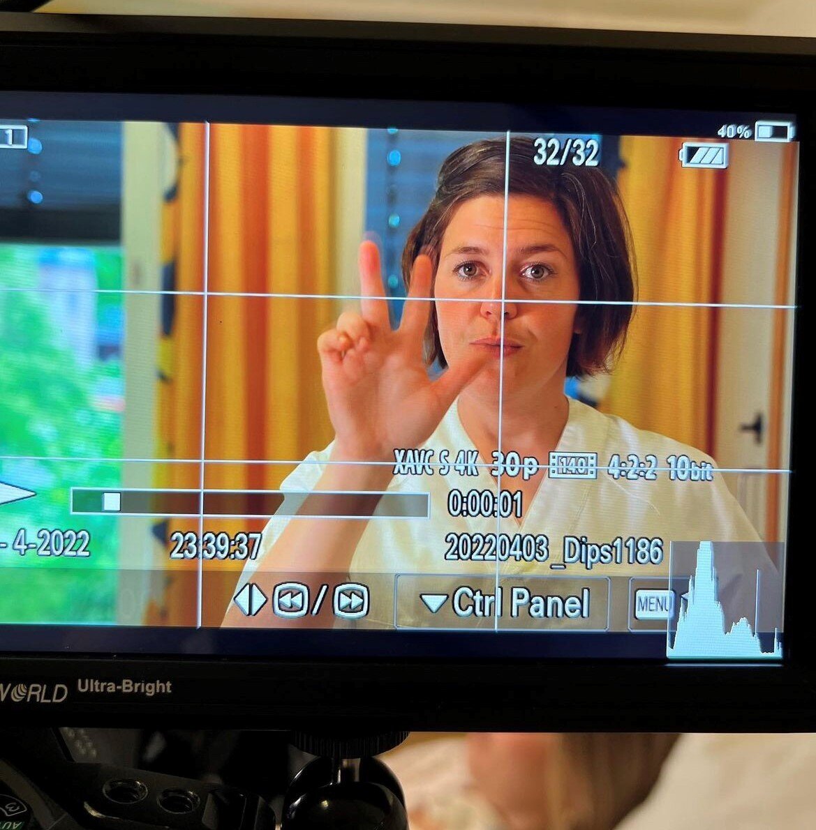 Bildet viser Karoline Skedsmo gjennom filmkamera.