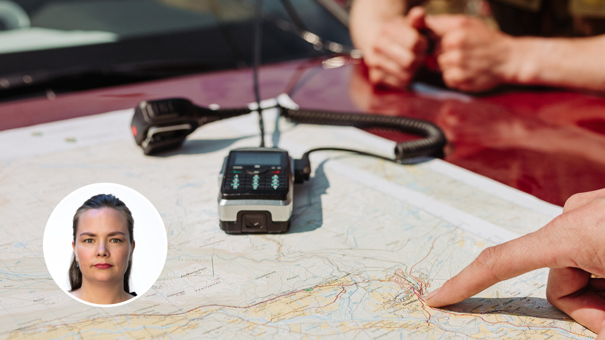 Bildet viser et utsnitt av to menn fra Forsvaret. De studerer og peker på et kart.