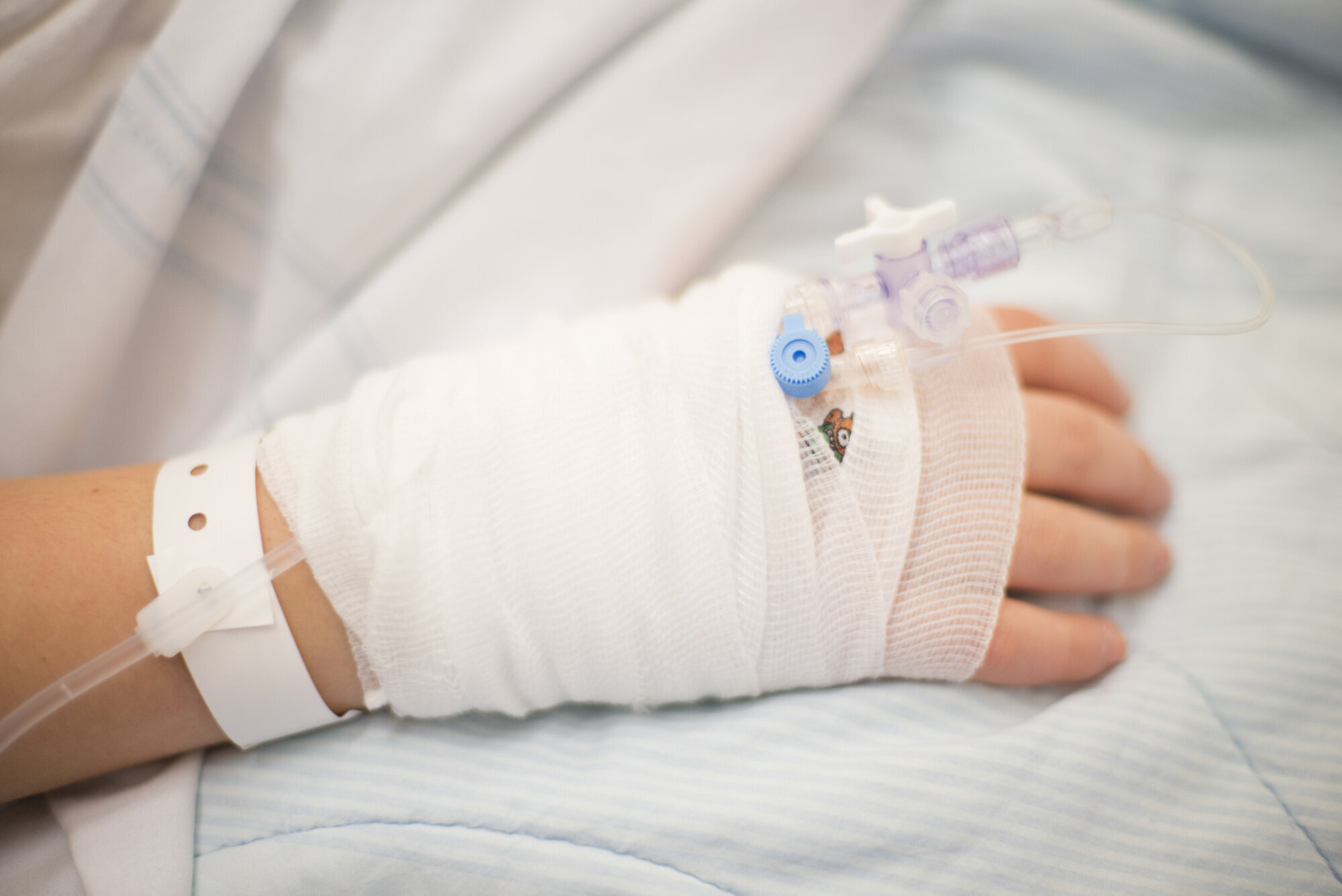 Bildet viser en bandasjert hånd