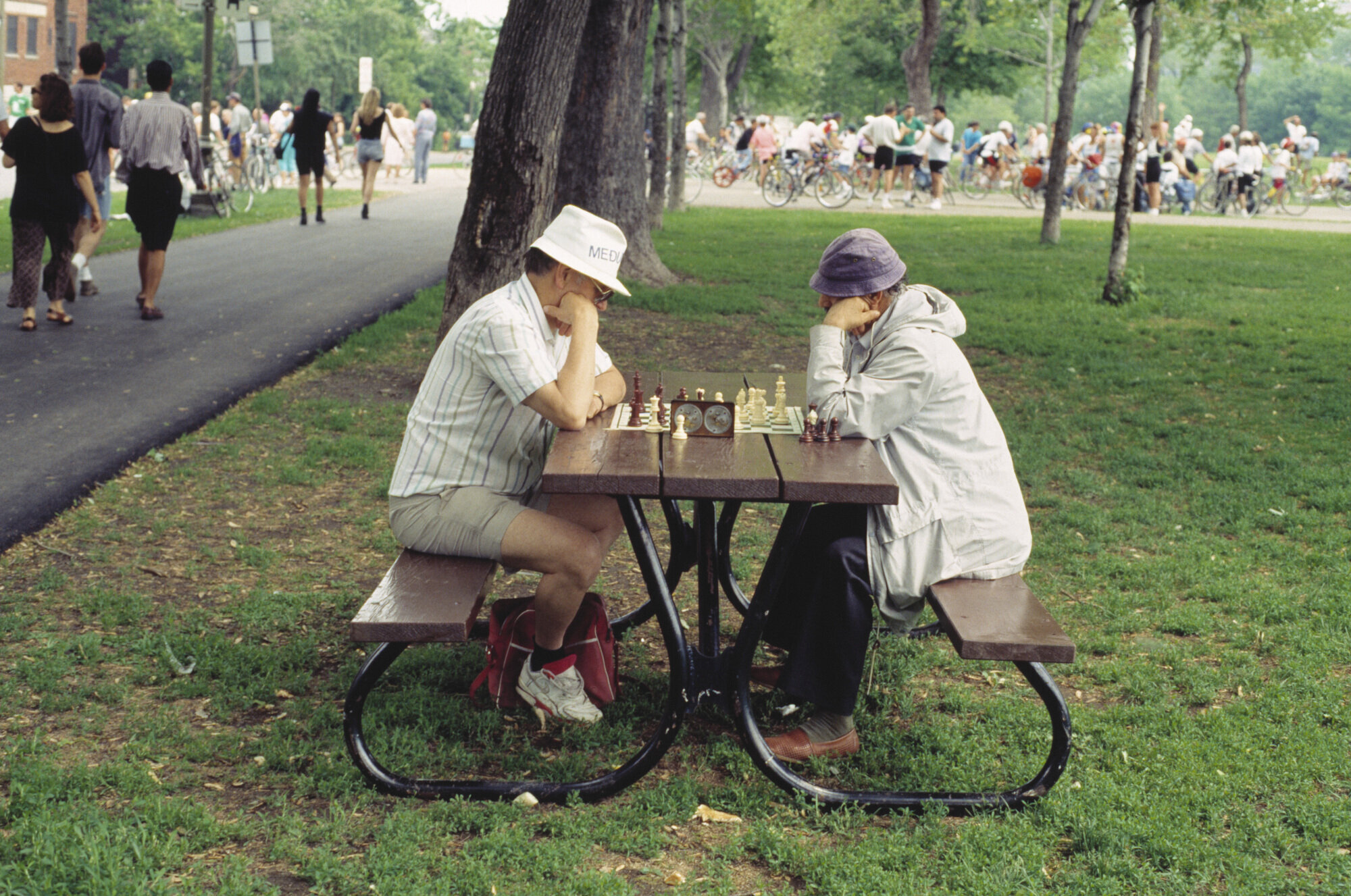 Bilde av to eldre menn som spiller sjakk i parken