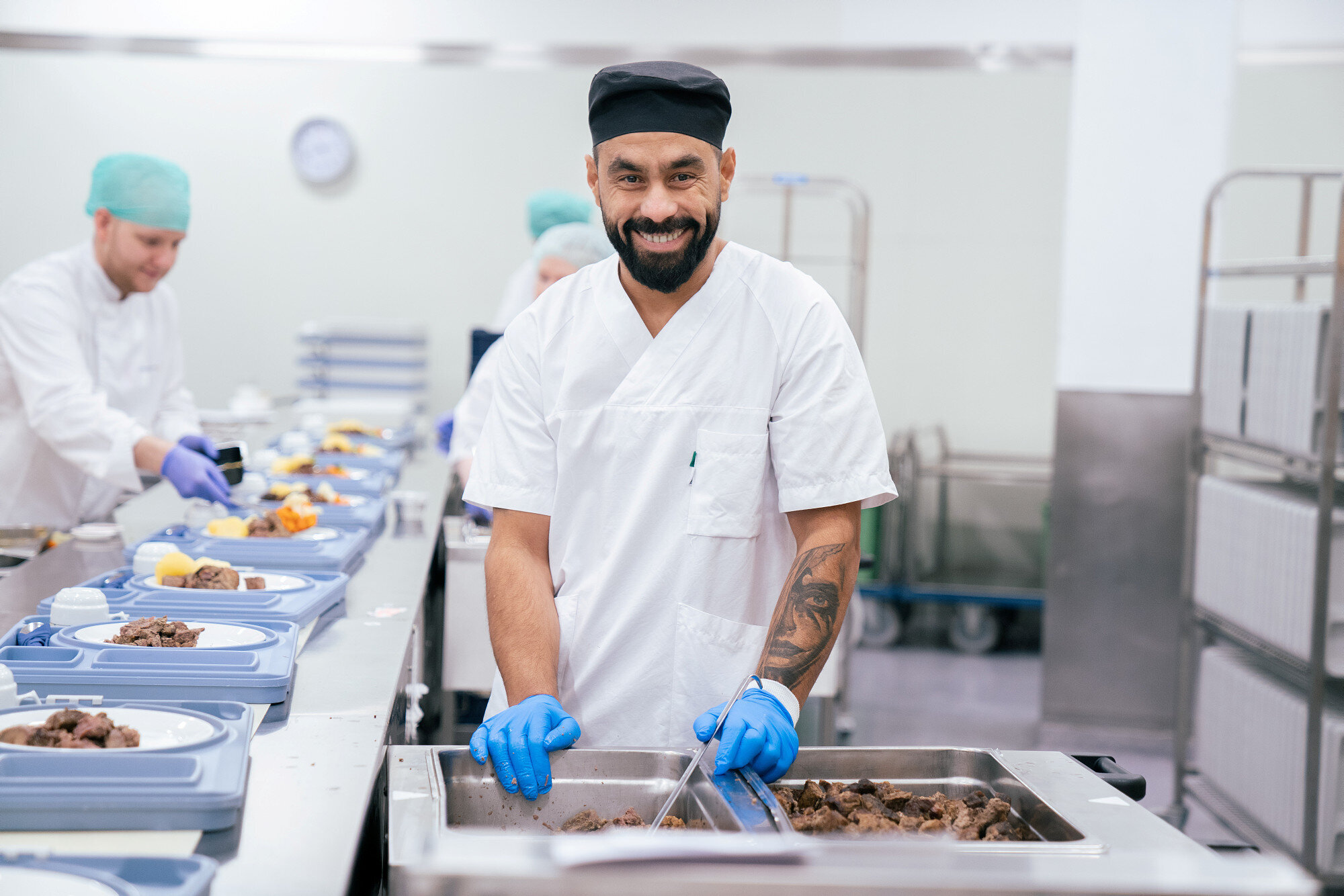 Kjøkkenassistent som lager mat