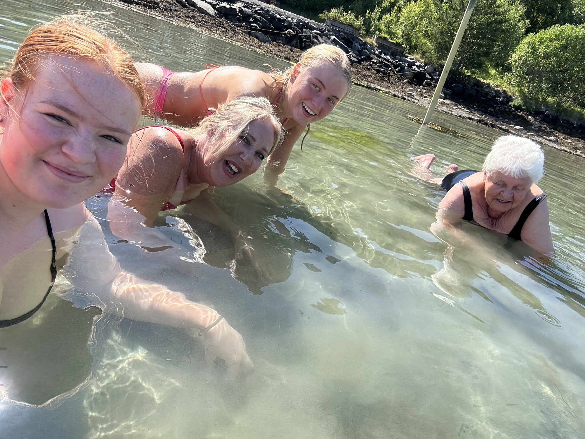 Bildet viser Moa Åsa Maria Alsiø, Esther Berge og Elinor Holsen fra Frei sykehjem. 