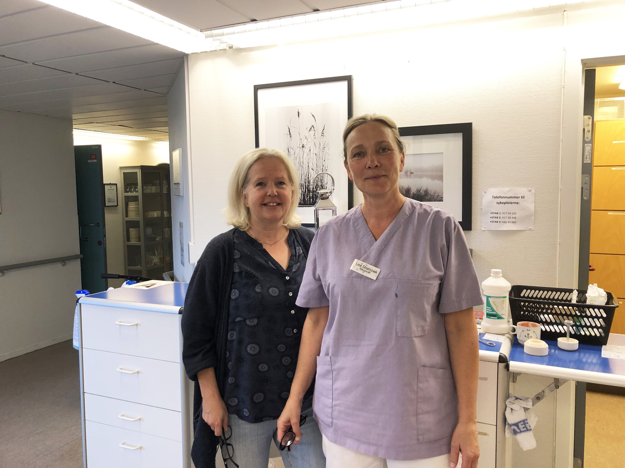 Bildet viser avdelingsleder Synnøve Hjelseth Wiig og sykepleier Line Strømsvik ved Skarbøvik sjukeheim 