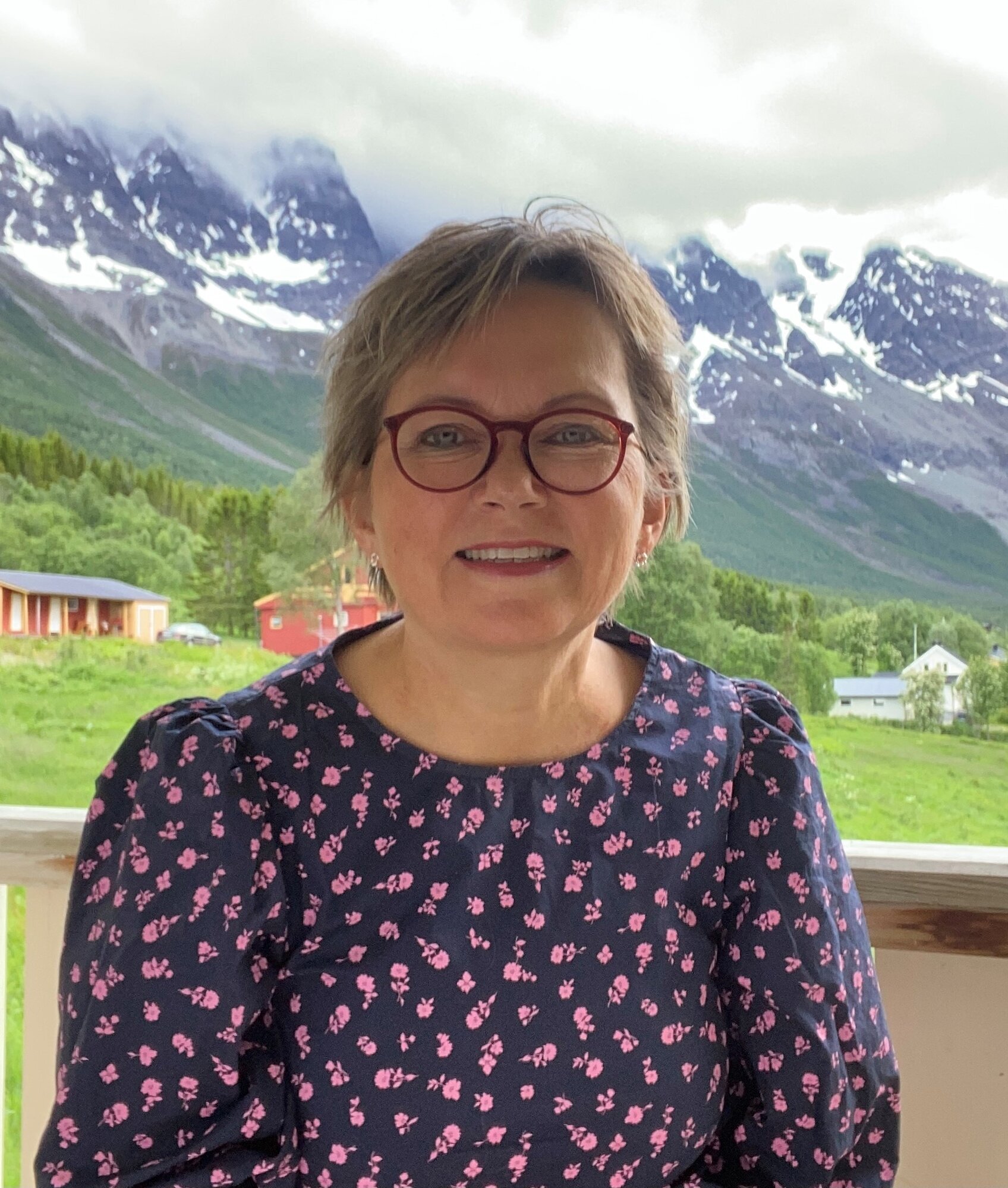 Bildet viser Mari-Ann Benonisen ute i naturen.