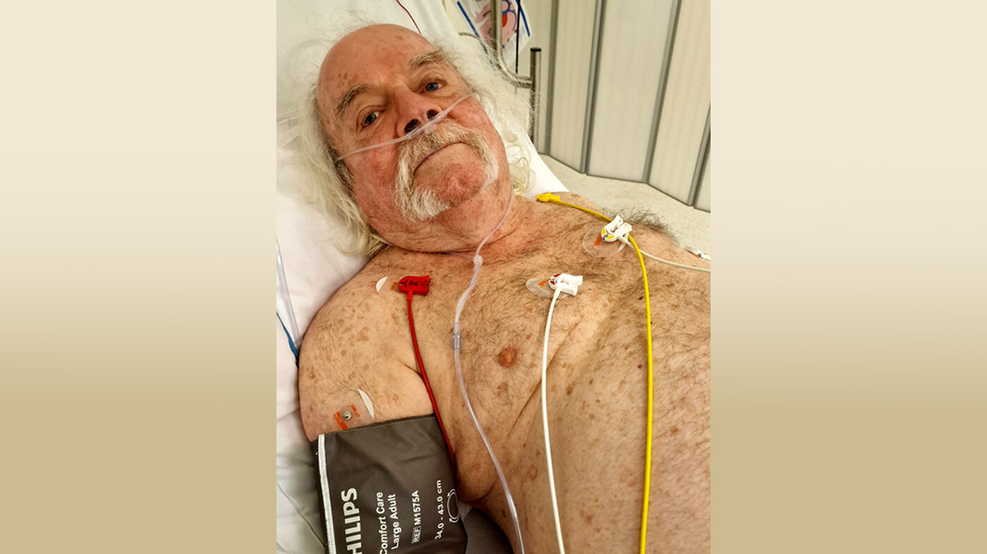 Bildet viser Jan-Erik Smilden i sykesengen på Ullevål sykehus