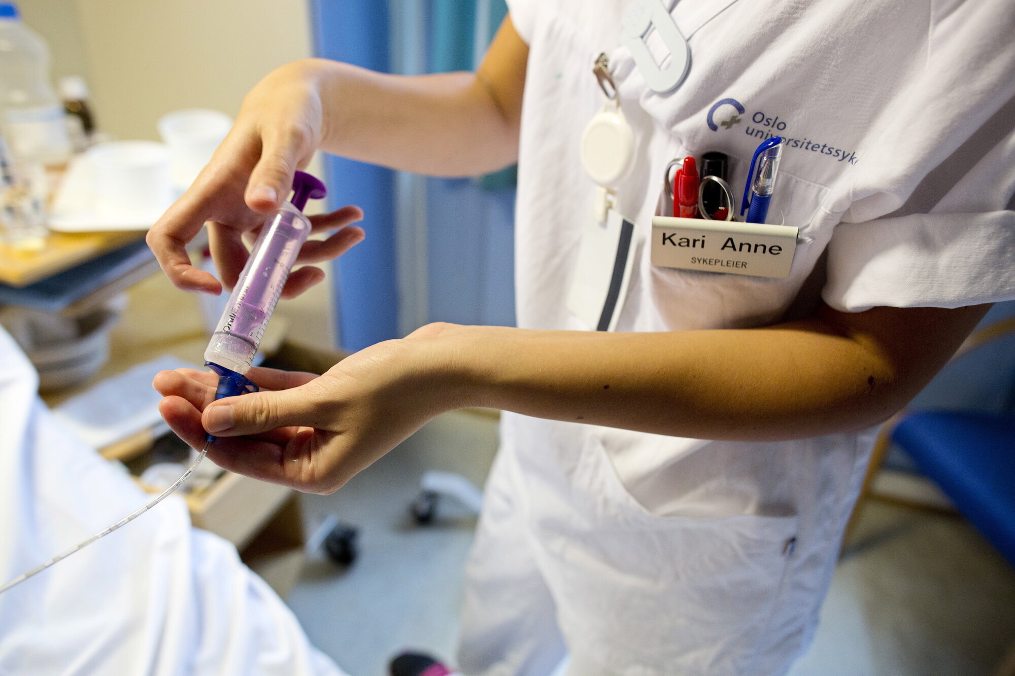 Bildet viser en sykepleier på jobb på Radiumhospitalet.