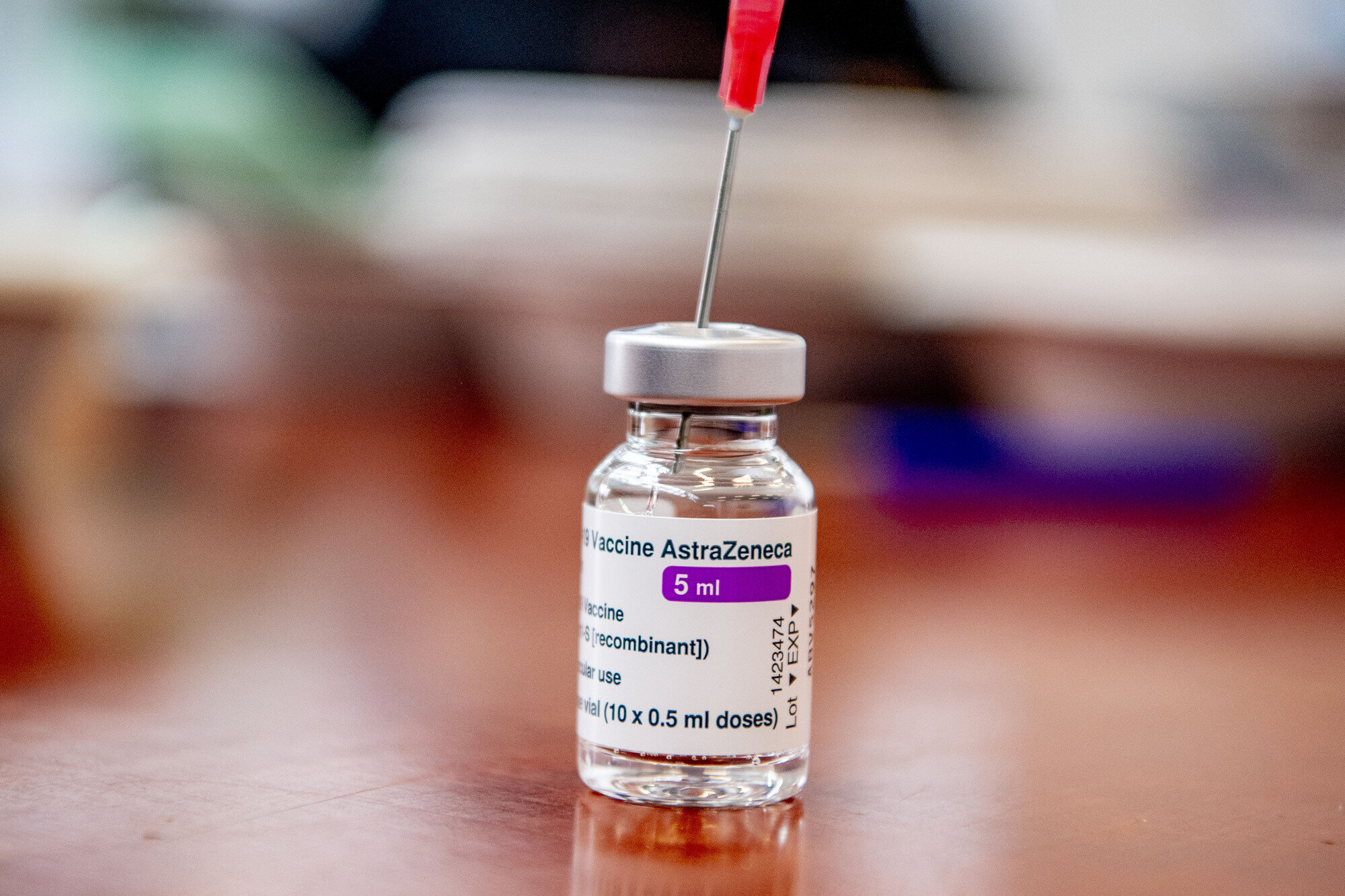 Bildet viser en flaske med AstraZenica vaksine med en kanyle