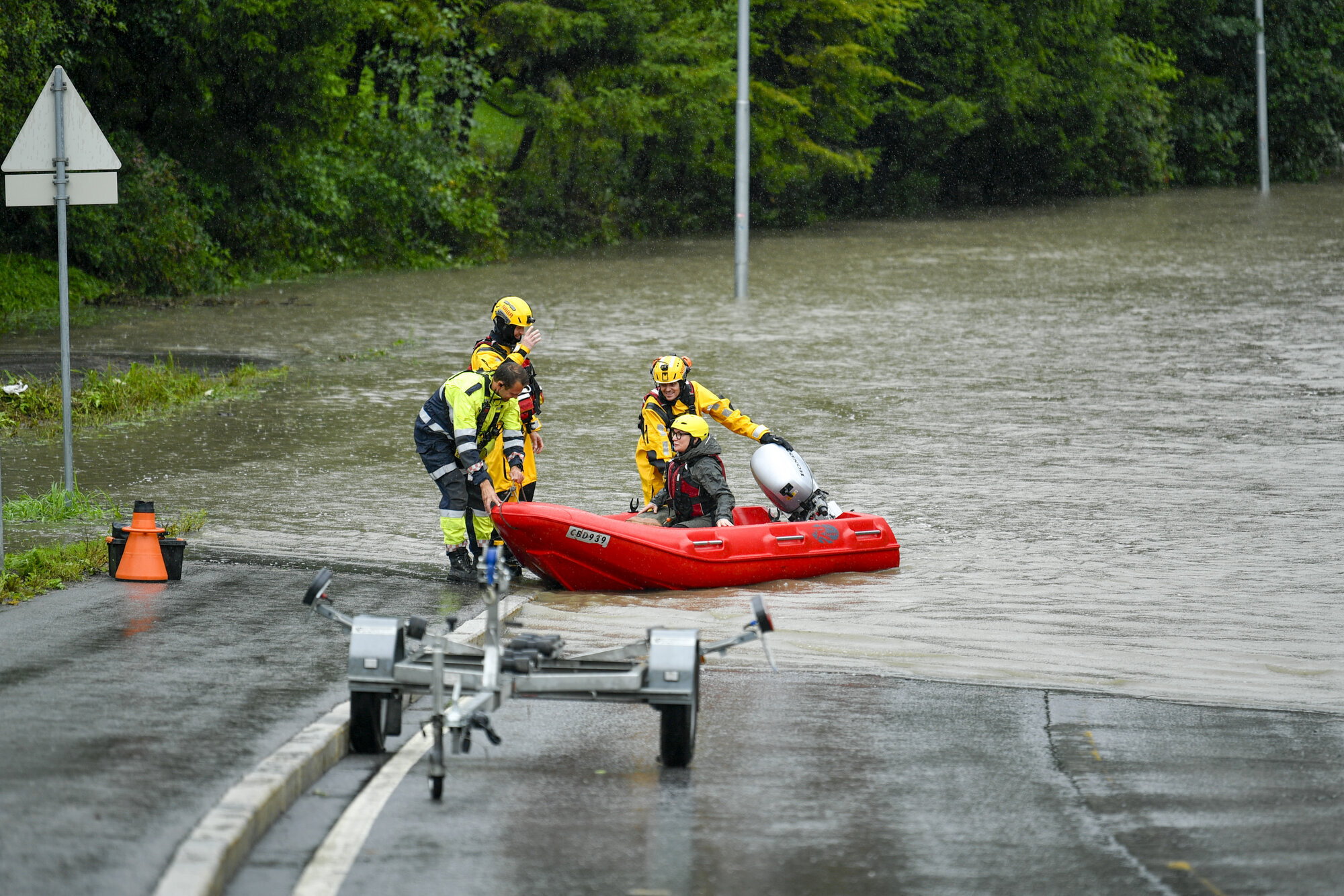 Sykepleier Ingrid-Marie Nyborg får hjelp fra redningsmannskaper til å komme seg på jobb