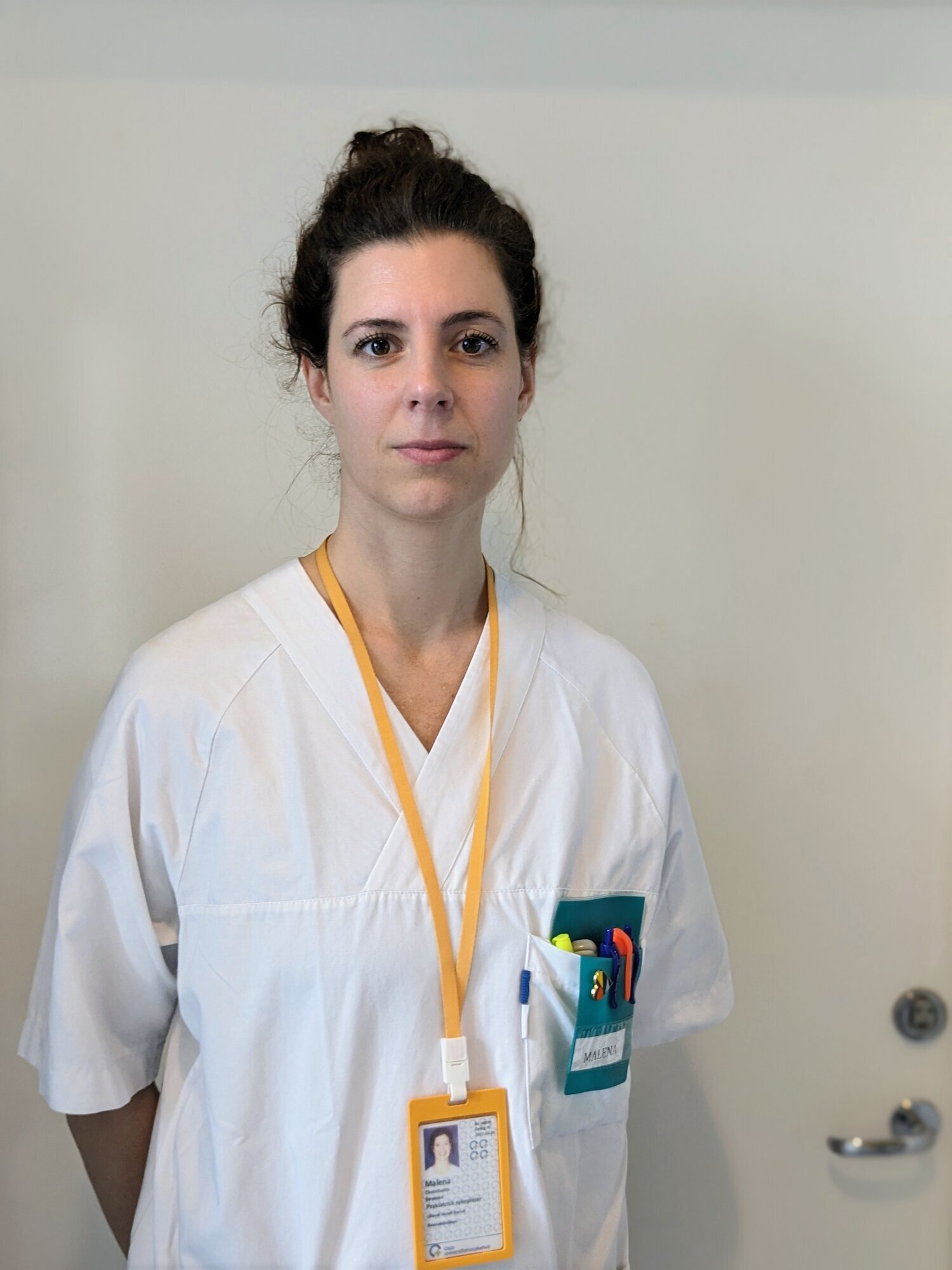 Bildet viser Malena Chronholm Bøyesen på jobb i uniform.