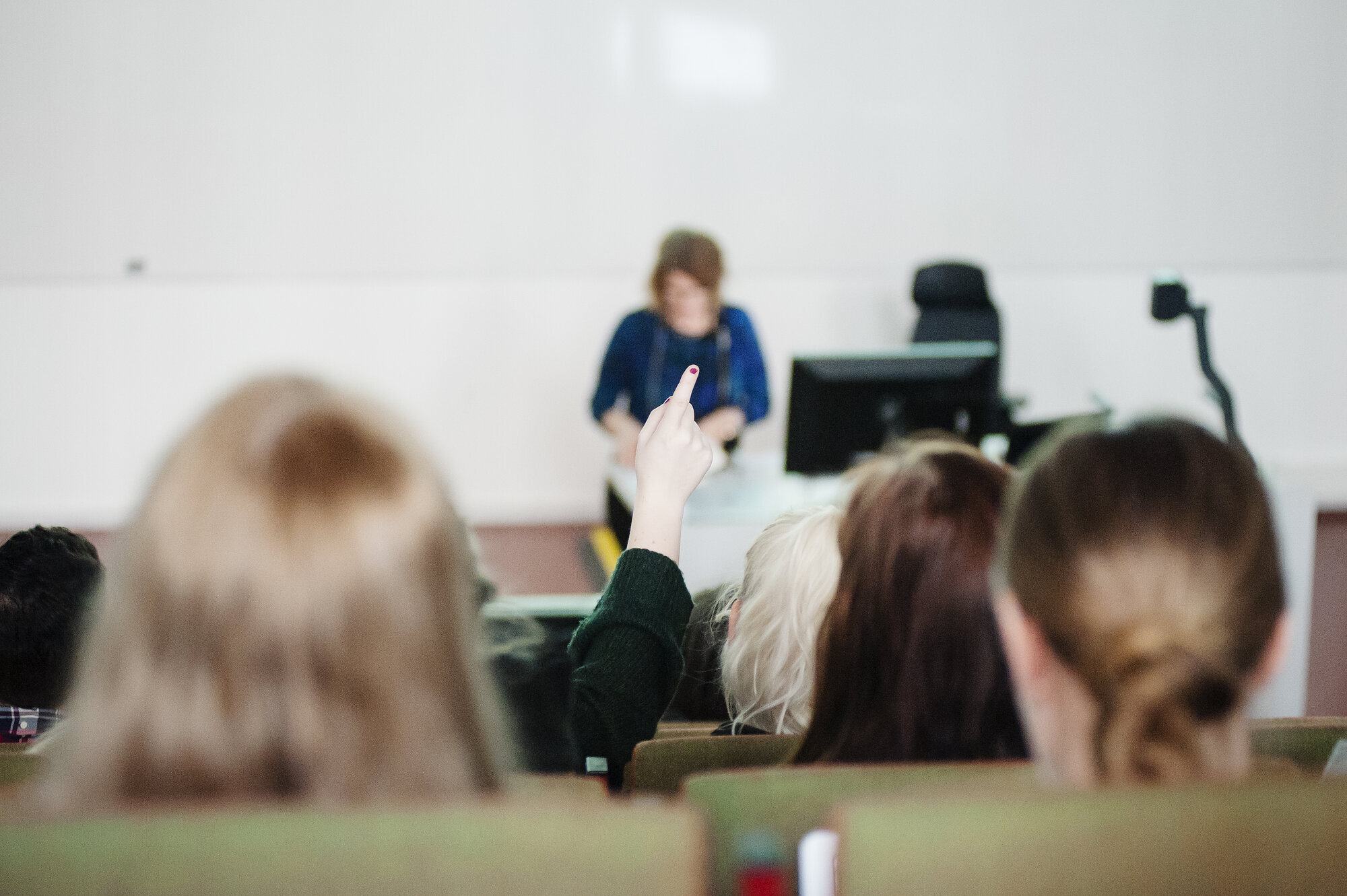 Bildet viser studenter som sitter i forelesning