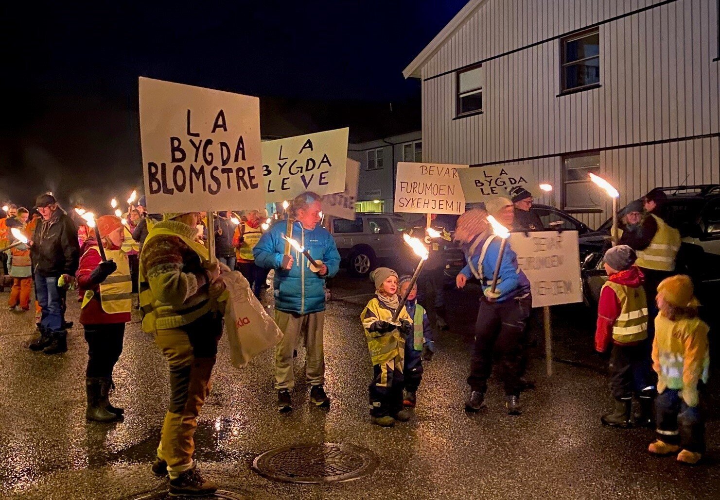 bildet viser fakkeltog for Furumoen sykehjem