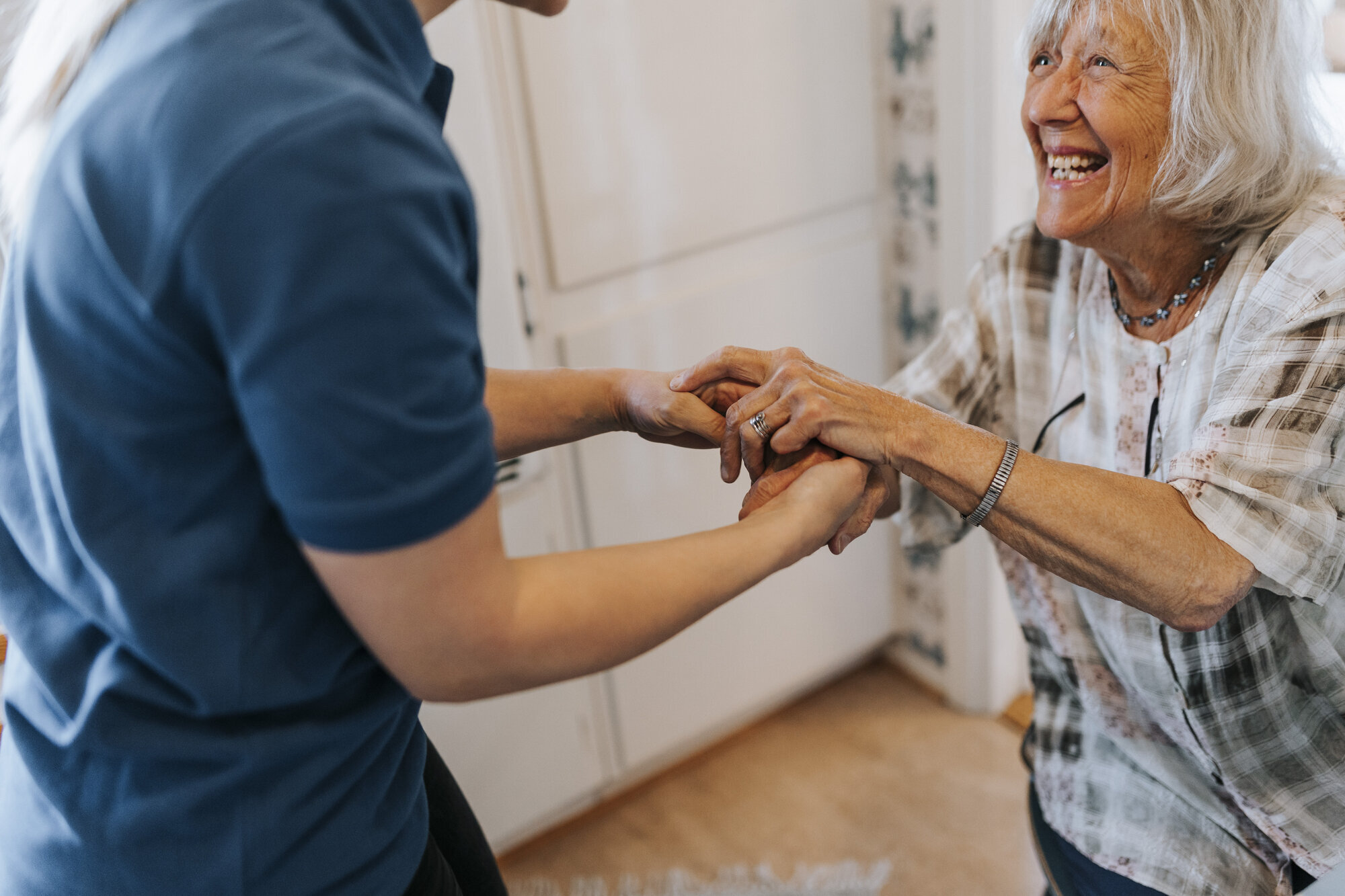 Bildet viser en sykepleier som geleider en pasient