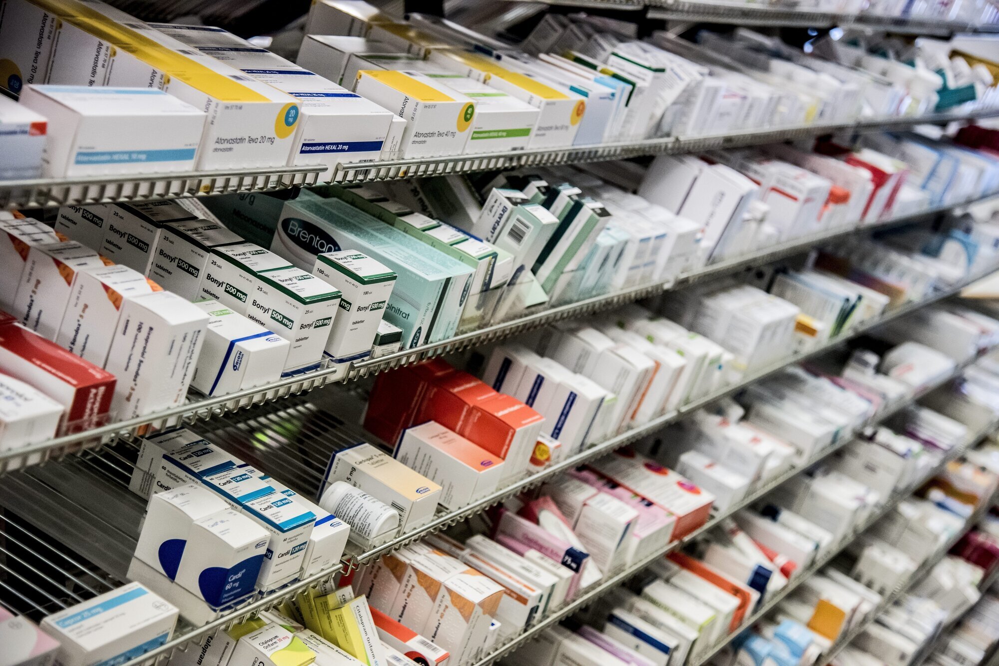 Bildet viser hyller med medisiner.