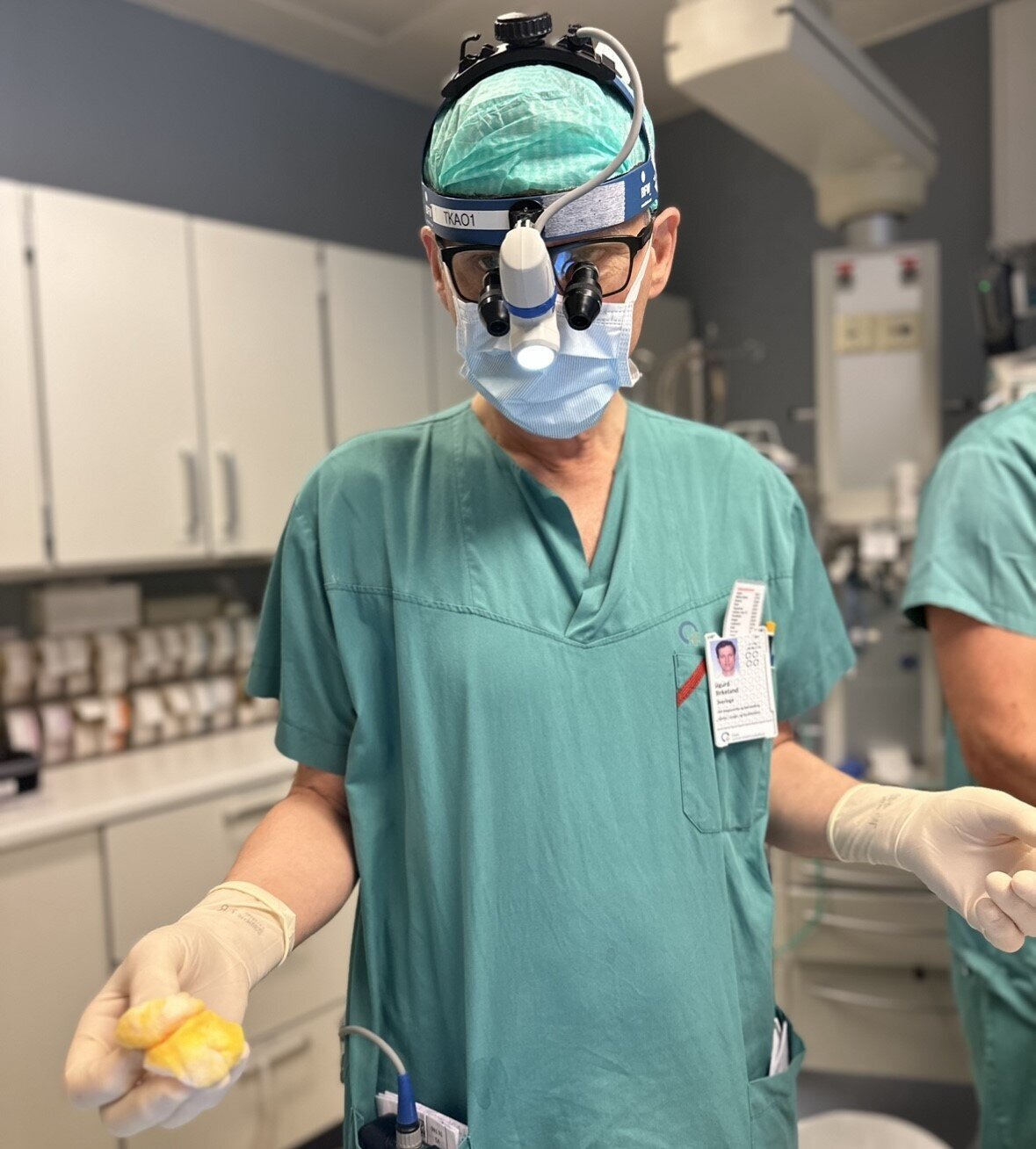 Bildet viser en kirurg.