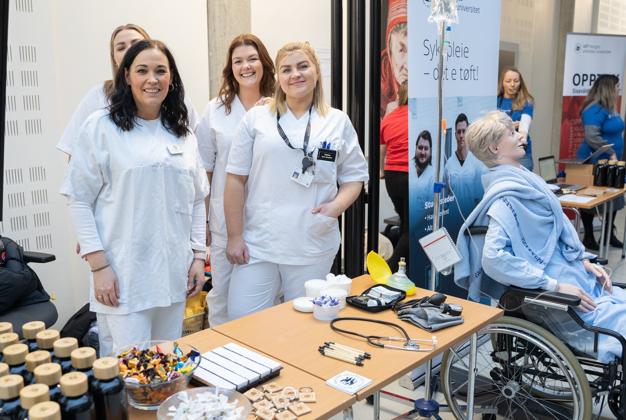 bildet viser studenter og lærere på åpen dag, Campus Alta