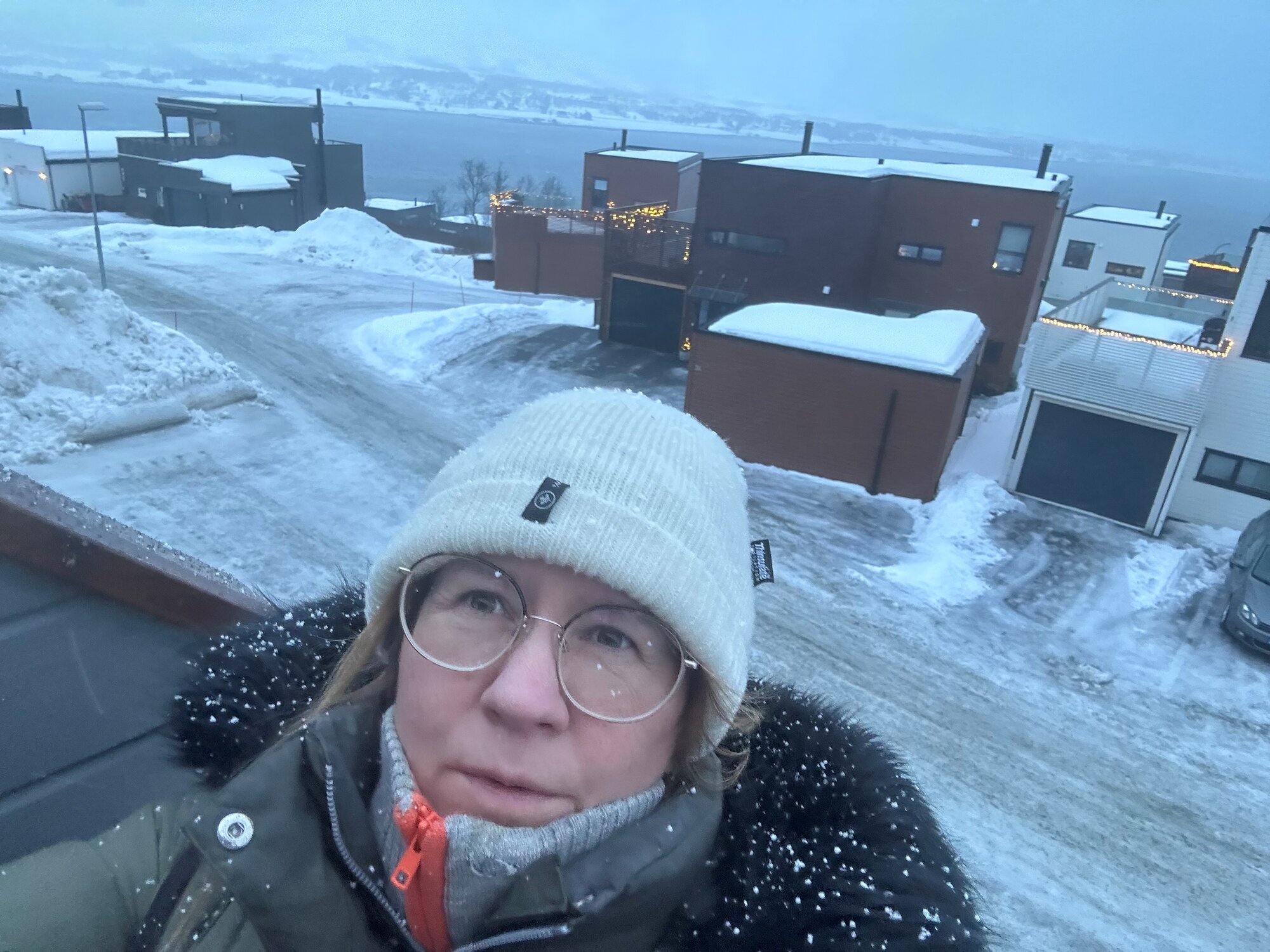 Bildet viser Camilla Børresen som med Kvaløya i bakgrunnen Bildet viser Camilla Børresen som med Kvaløya i bakgrunnen