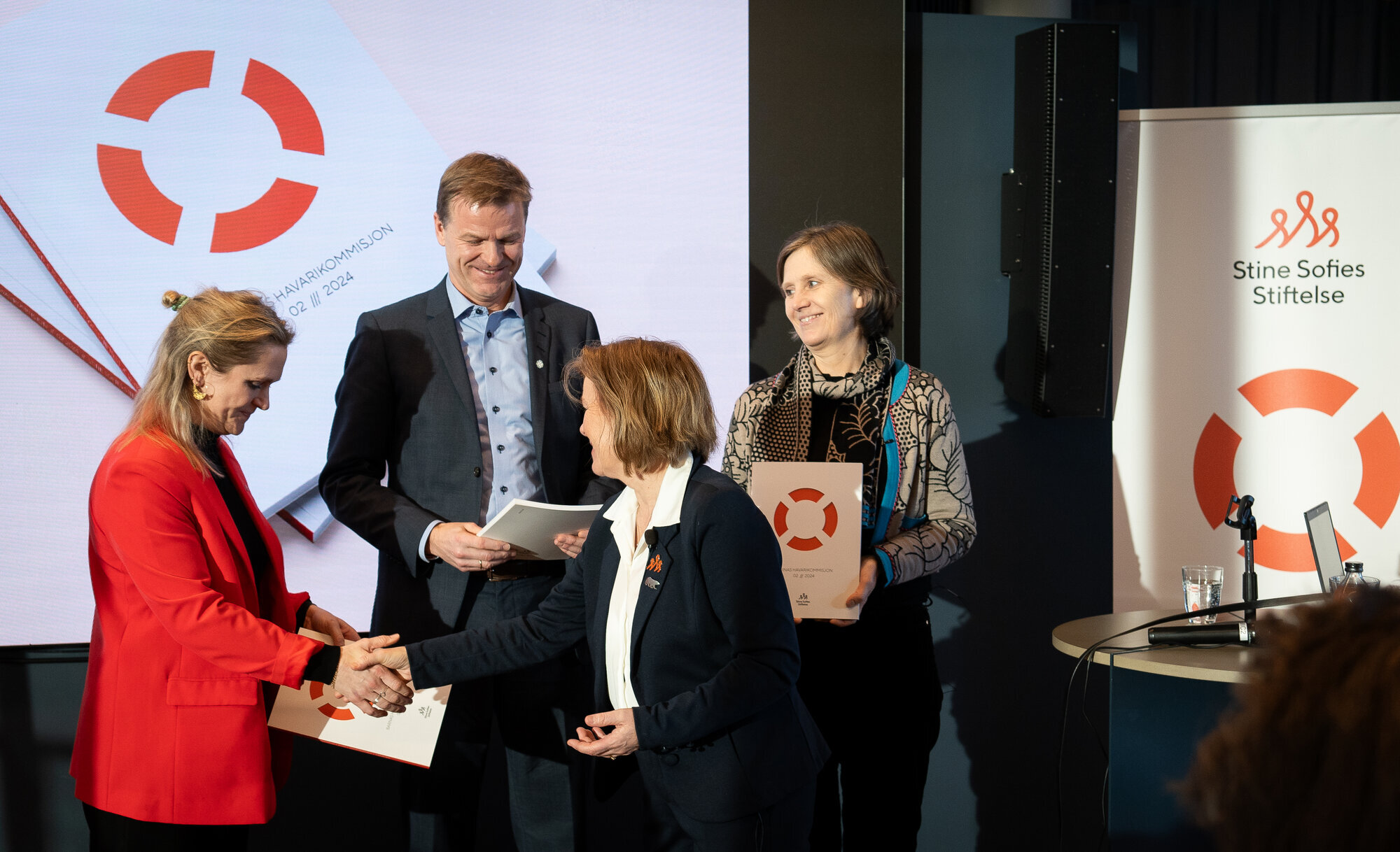 bildet viser politikere som mottar rapport