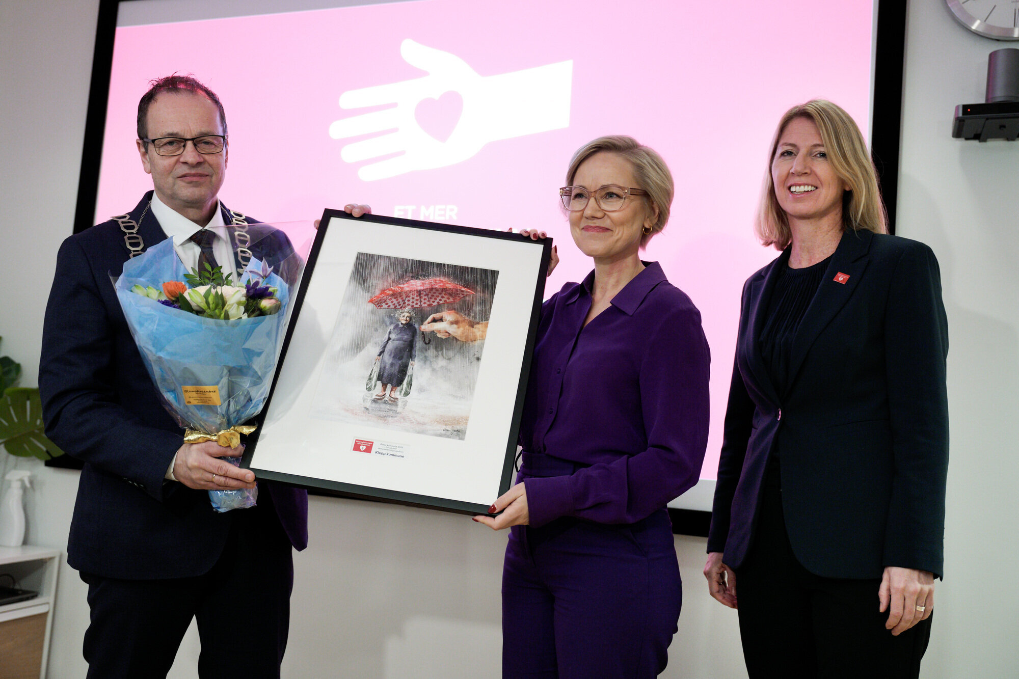 Helse- og omsorgsminister Ingvild Kjerkol (Ap) sammen med Klepp-ordfører Kjetil Maurdal (FrP) og generalsekretær i Nasjonalforeningen for folkehelsen, Mina Gerhardsen.