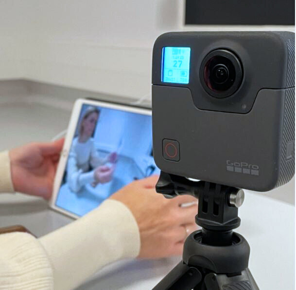 Bildet viser et GoPro-kamera og en Ipad.