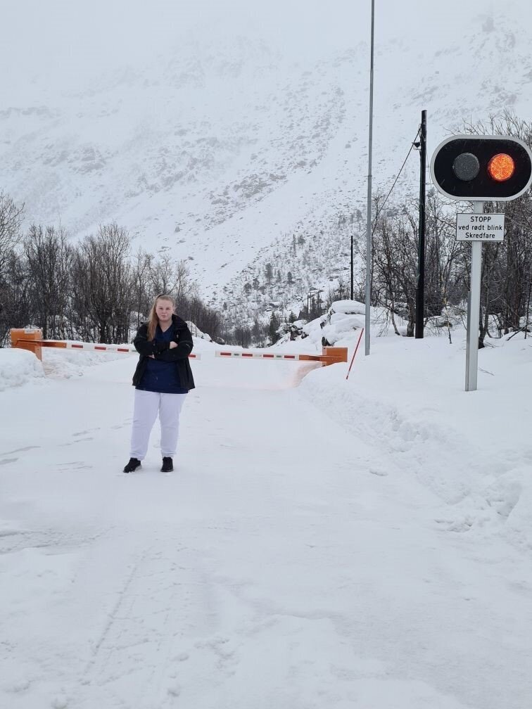 Bildet viser Henny Silkoset Hauan foran en stengt vei Bildet viser Henny Silkoset Hauan foran en stengt vei
