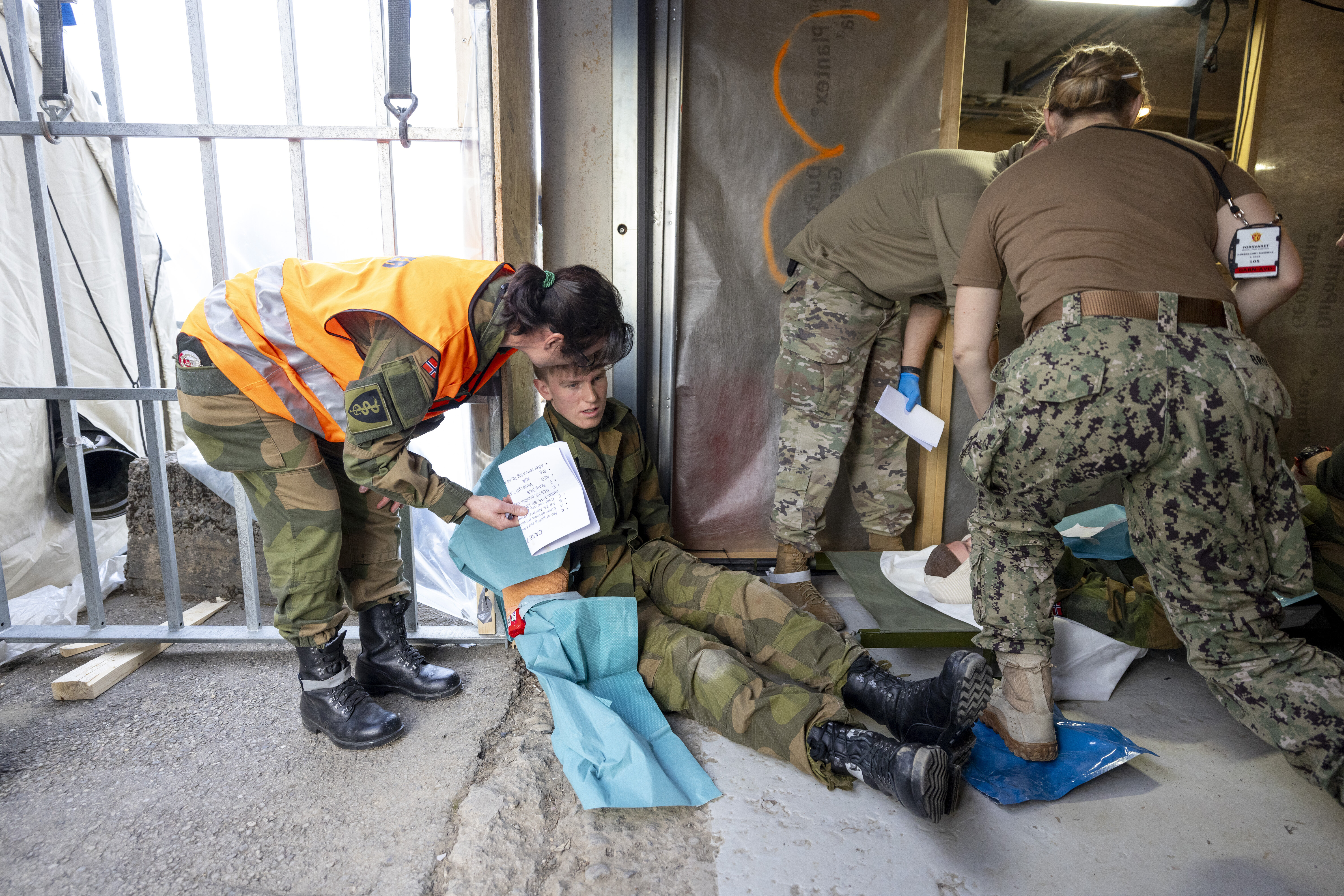 Bildet viser instruktør og markør under øvelse.