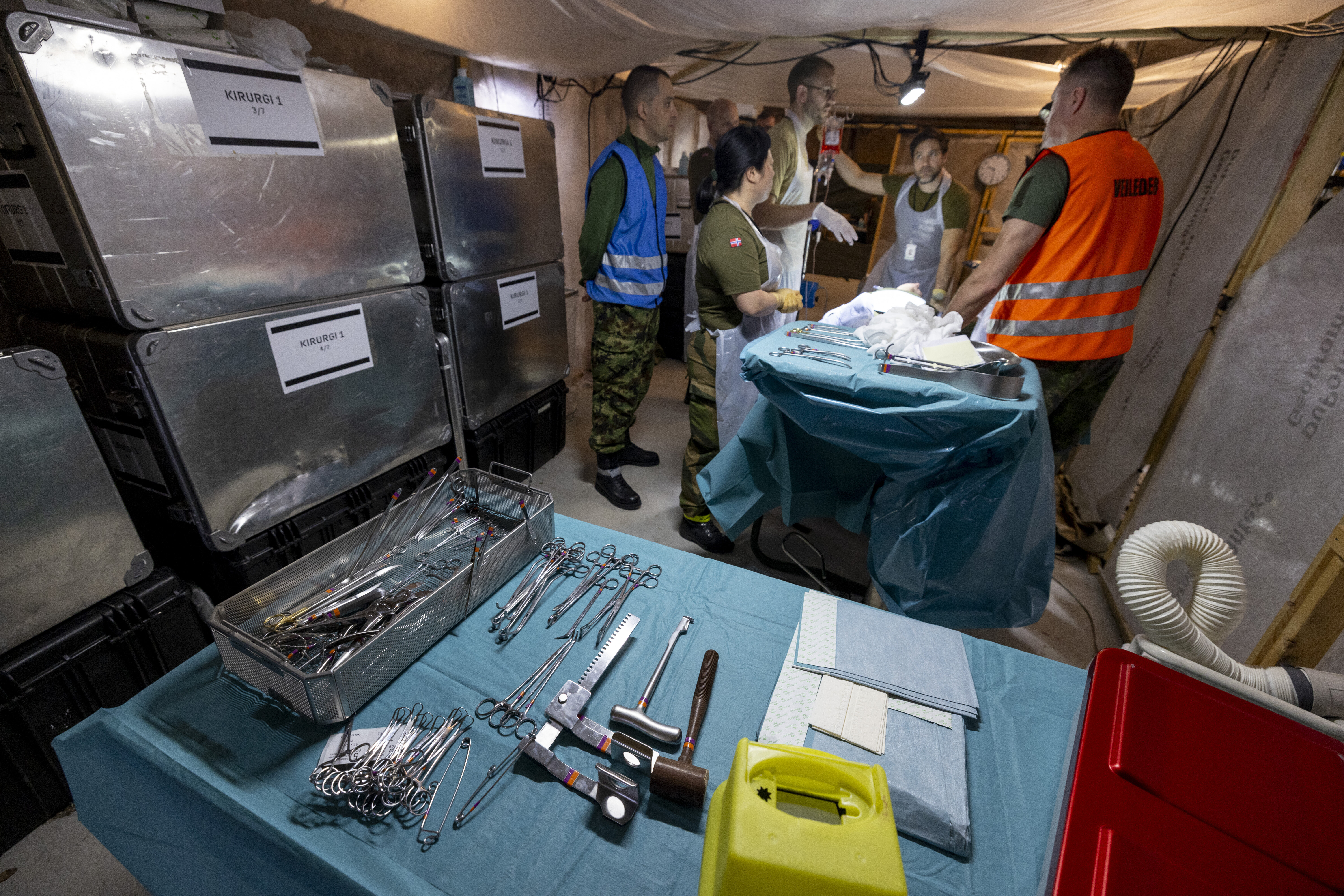 Bildet viser operasjonsteamet i et feltsykehus.