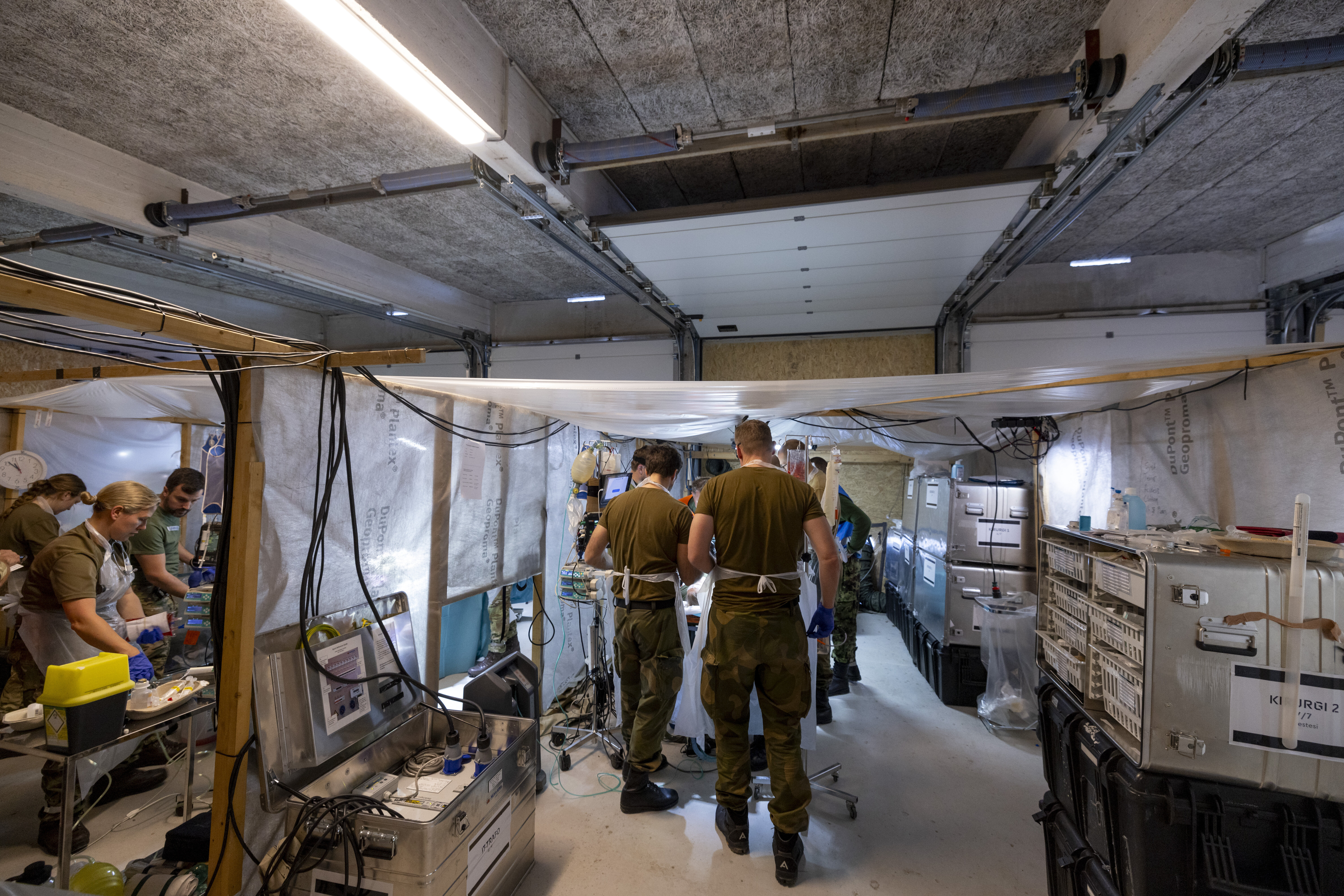 Bildet viser operasjonsstuer på et feltsykehus.