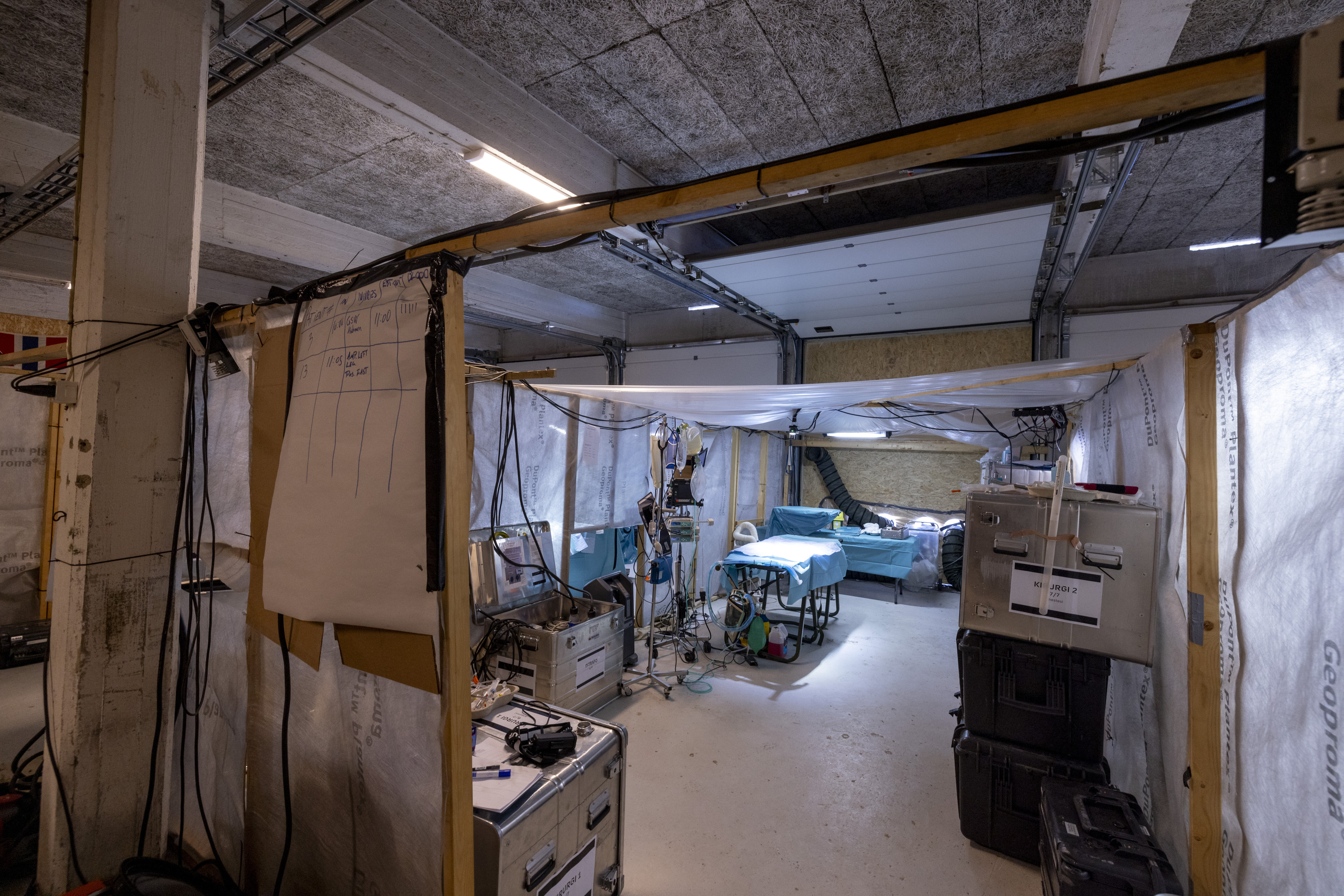 Bildet viser en tom operasjonsstue.