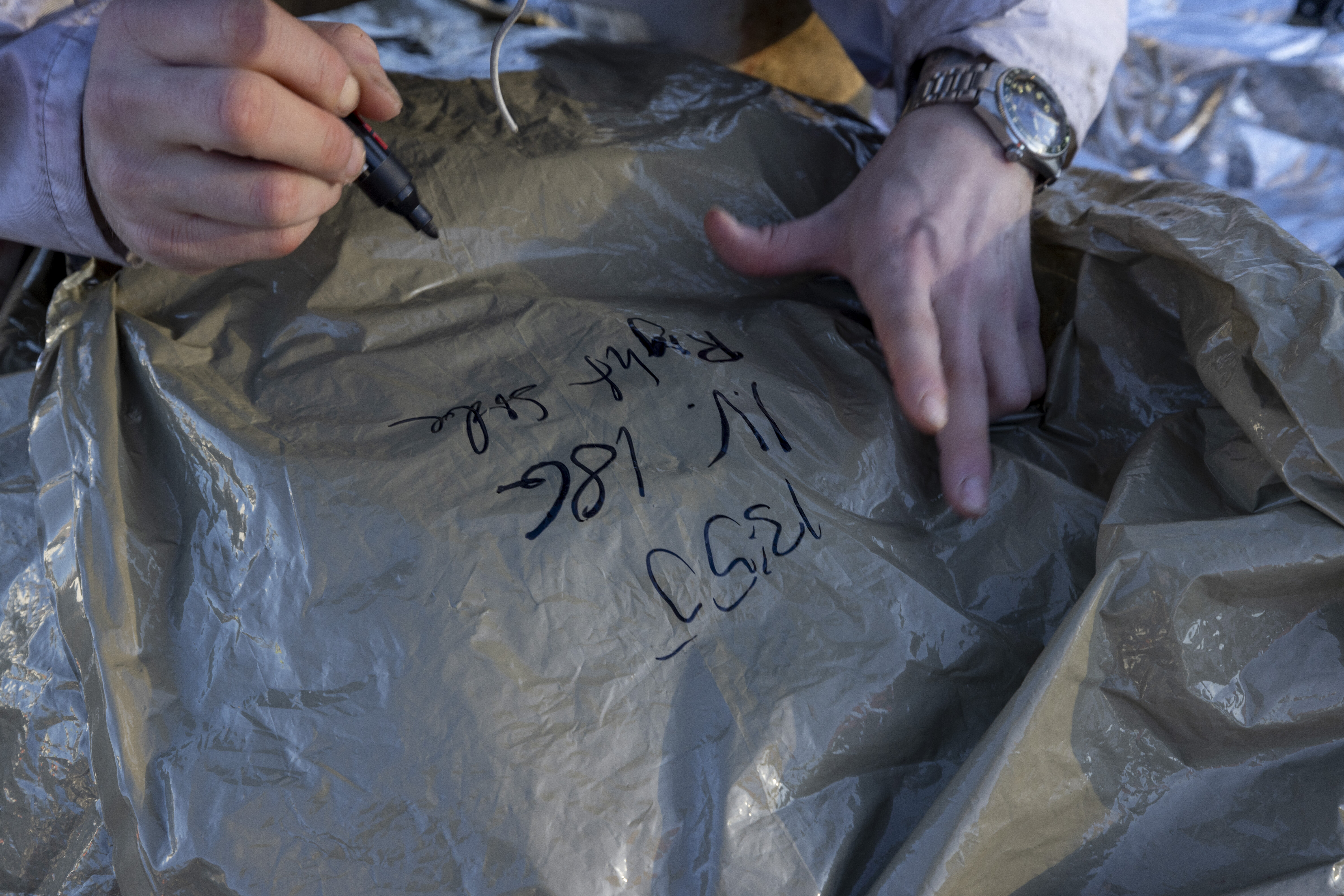 Bildet viser hender som dokumenterer på en dampsperre.