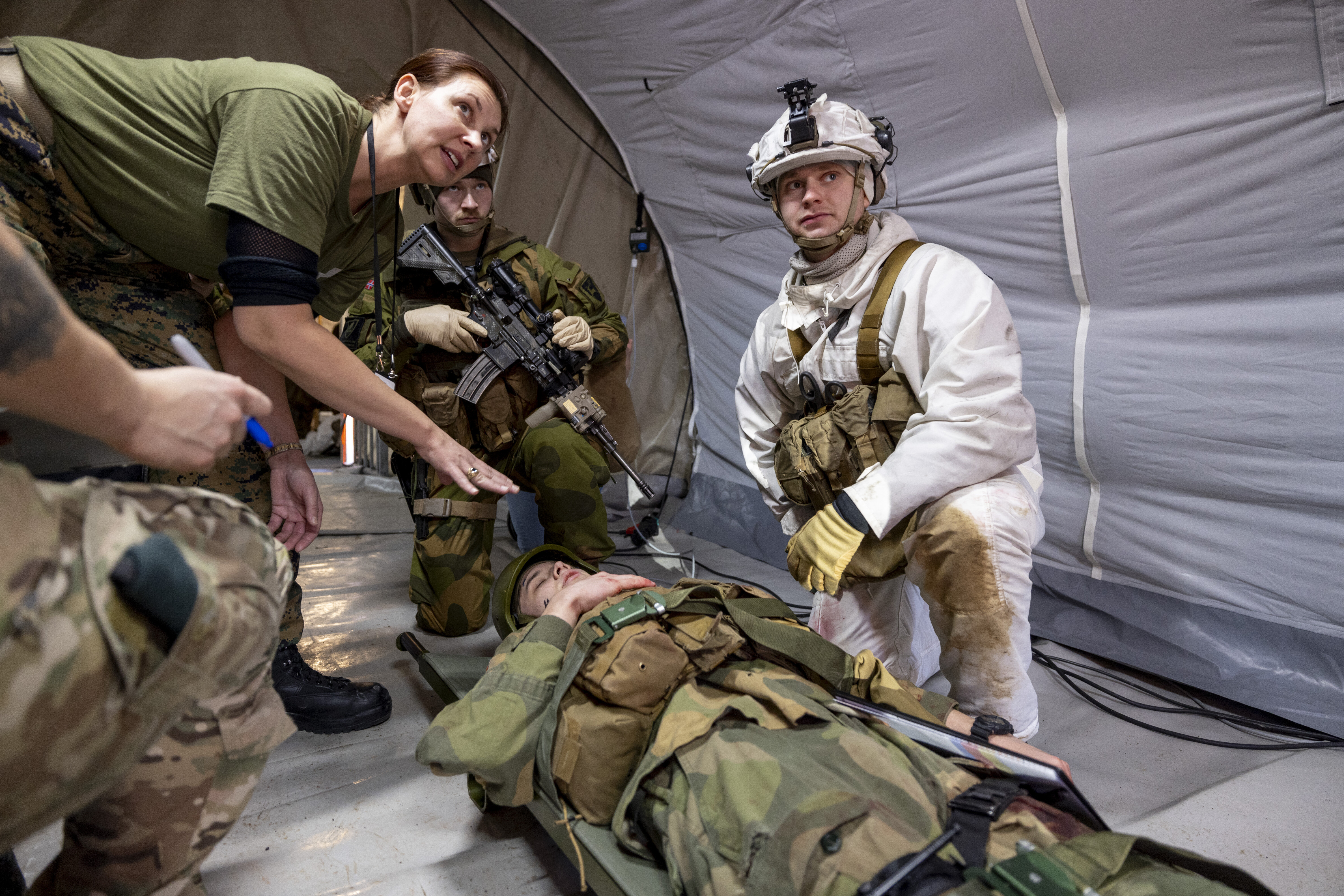 Bildet viser mottak av sårede i feltsykehus under øvelse.