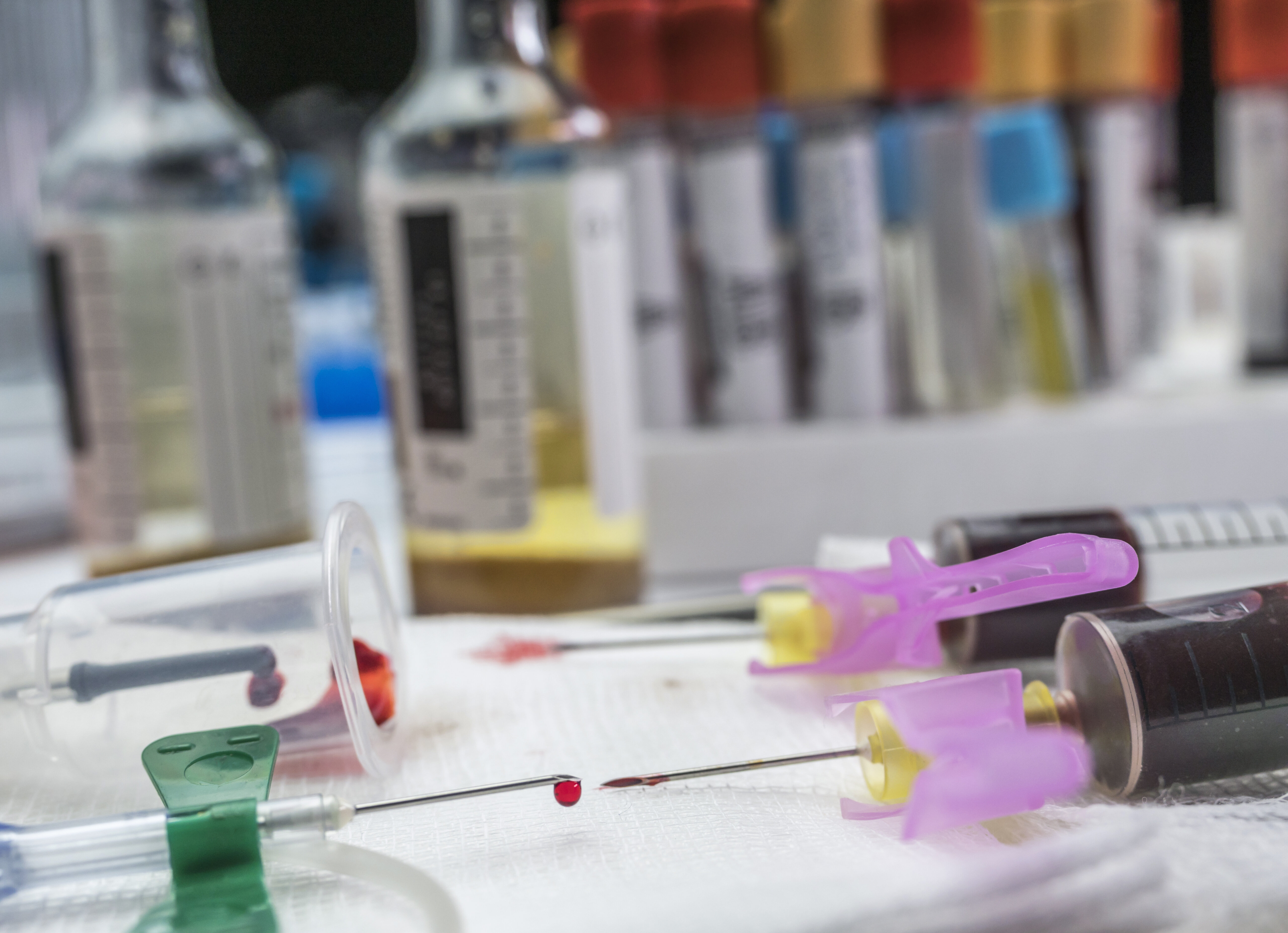 Bildet viser utstyr til å ta blodprøver.