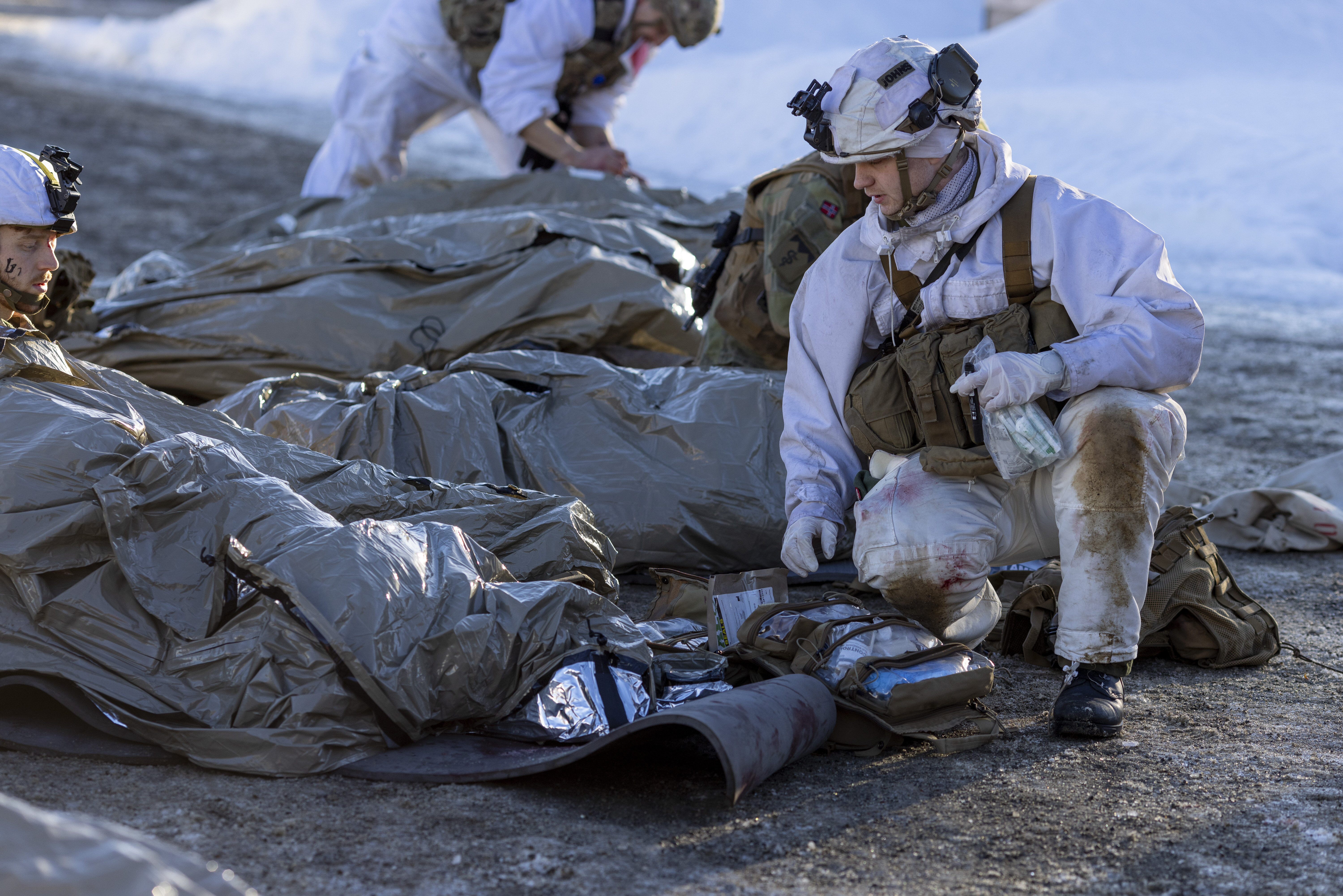 Bildet viser medic´er ute på skadested.