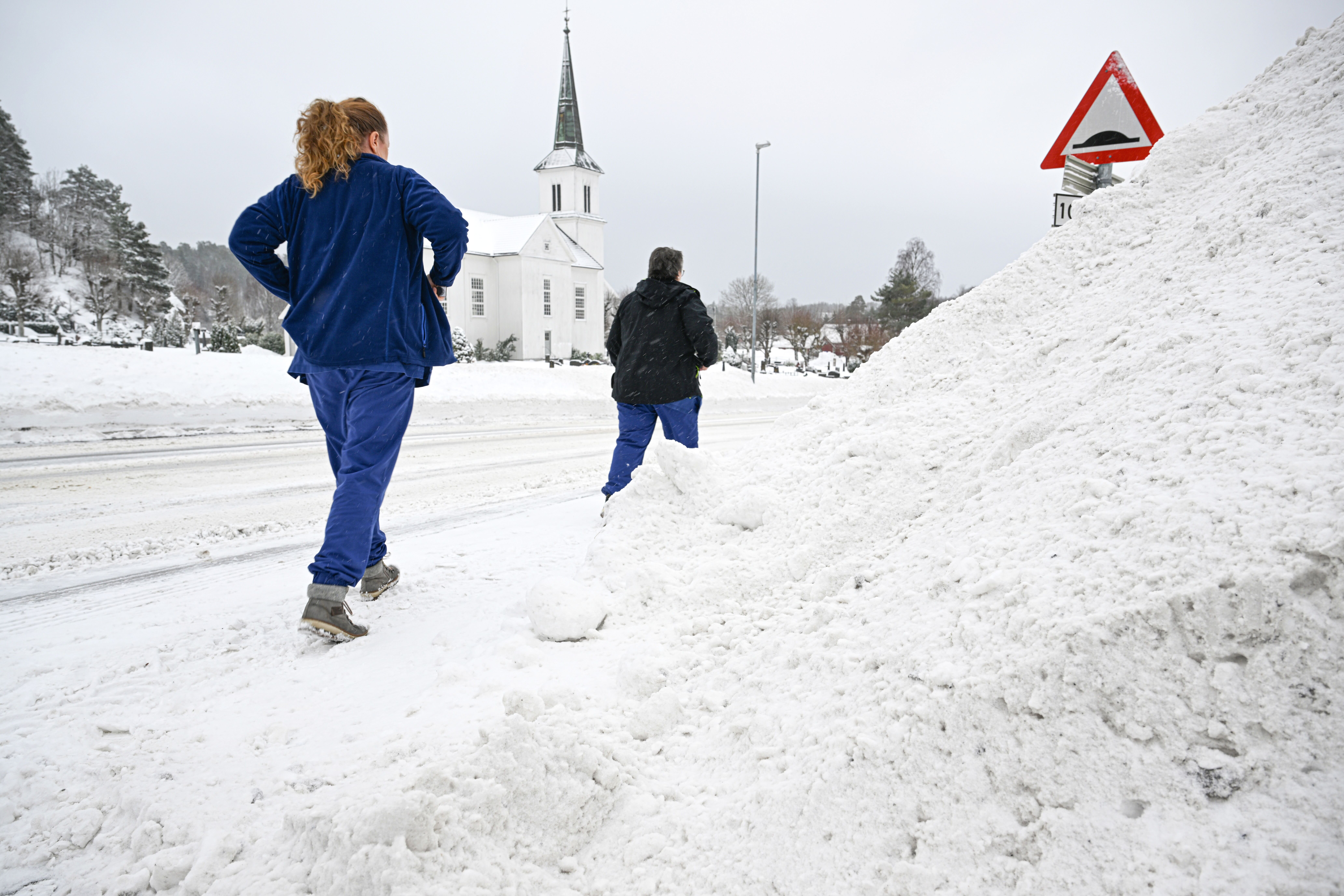 Hjemmesykepleiere som går langs veien