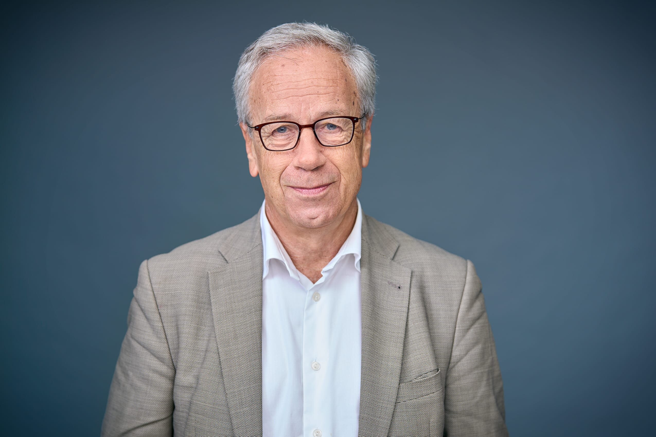 Bildet viser et portrett av Øystein Olsen