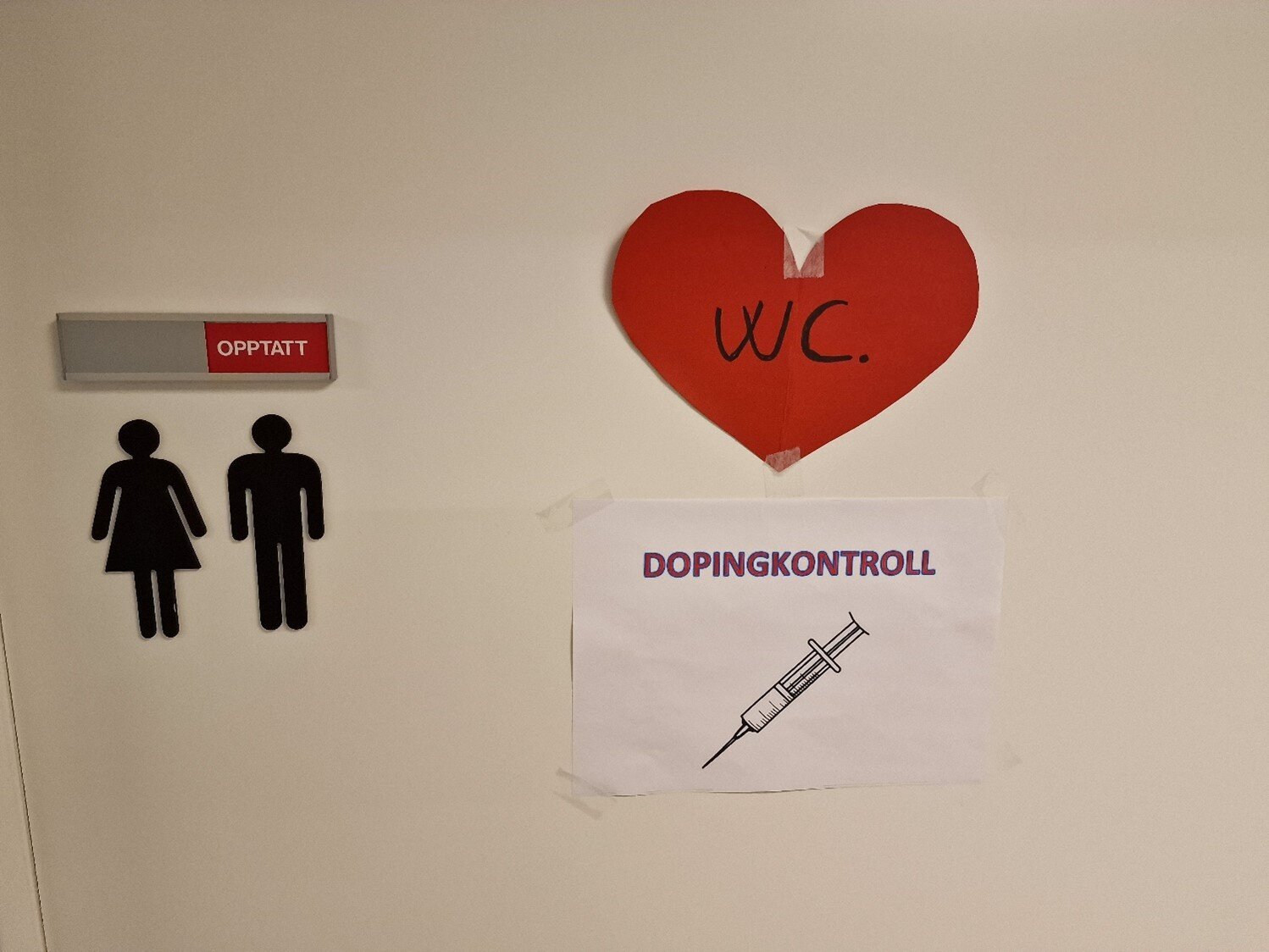 Bildet viser dør med doping-test plakat