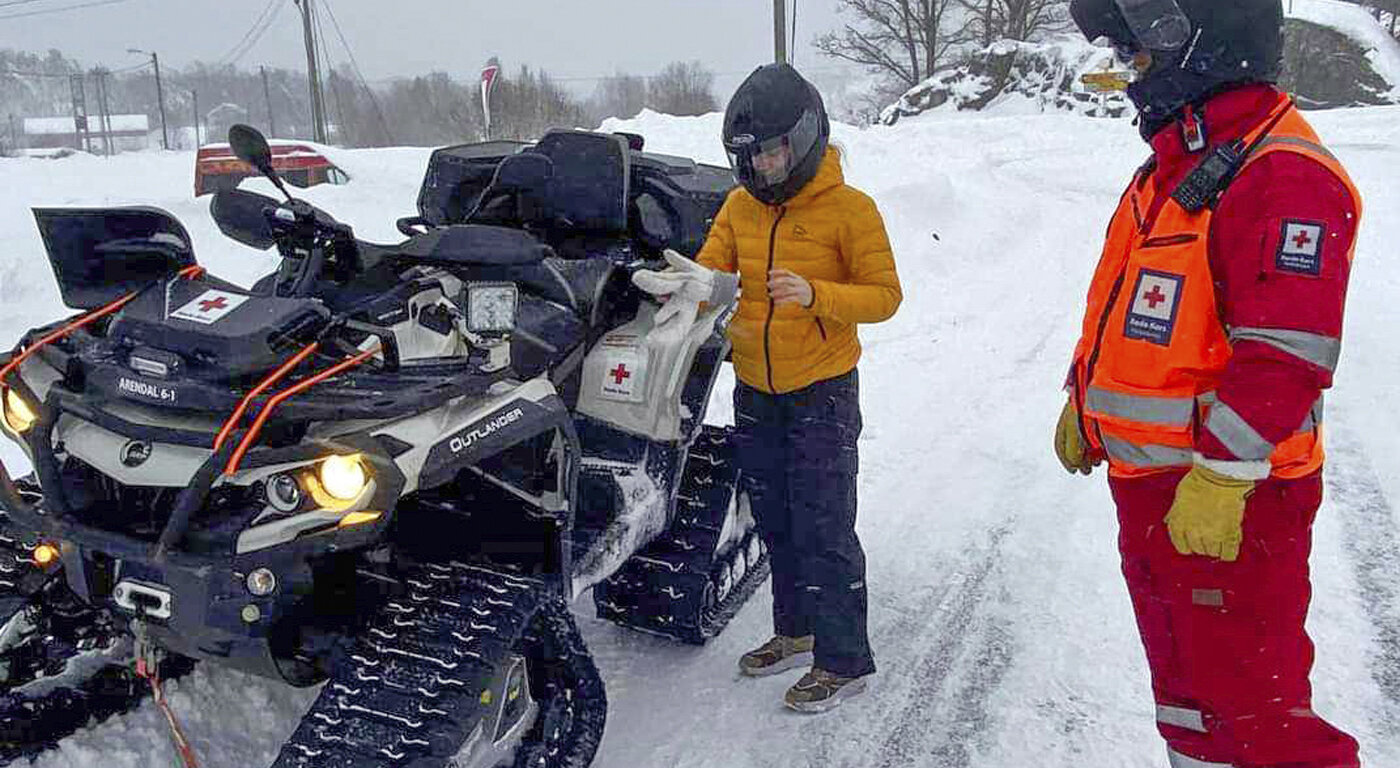 Bilde av hjemmesykepleier som får transporthjelp av Røde Kors