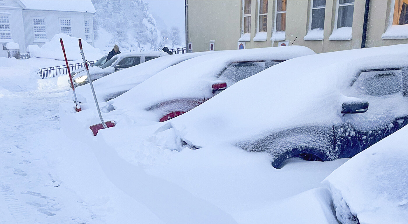 Bilde av nedsnødde biler