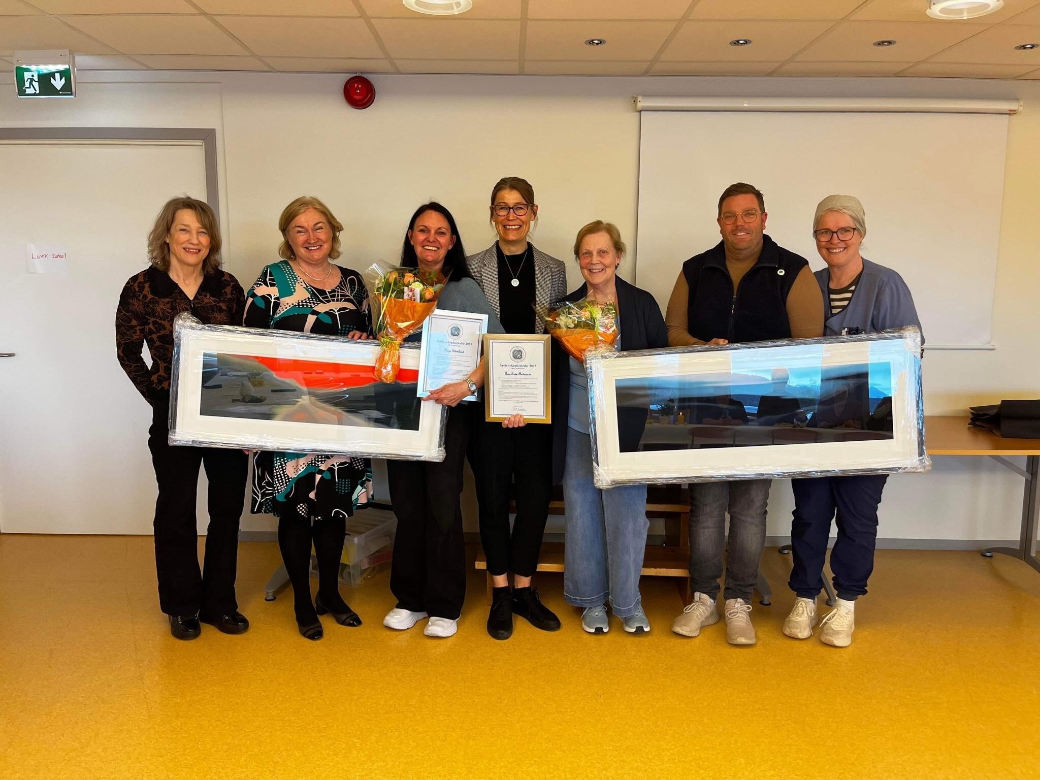 Bildet viser fellesbilde fra venstre: Kommunedirektør Berit Hannasvik, Ordfører Ingrid Rangønes, prisvinner Hege Stemland, fylkesleder NSF Trine Sevaldsen, prisvinner Gun-Towe Andesson, nestleder NSF Gjermund Moe, hovedtillitssvalgt NSF Vibeke Berget. Bildet viser fellesbilde fra venstre: Kommunedirektør Berit Hannasvik, Ordfører Ingrid Rangønes, prisvinner Hege Stemland, fylkesleder NSF Trine Sevaldsen, prisvinner Gun-Towe Andesson, nestleder NSF Gjermund Moe, hovedtillitssvalgt NSF Vibeke Berget.