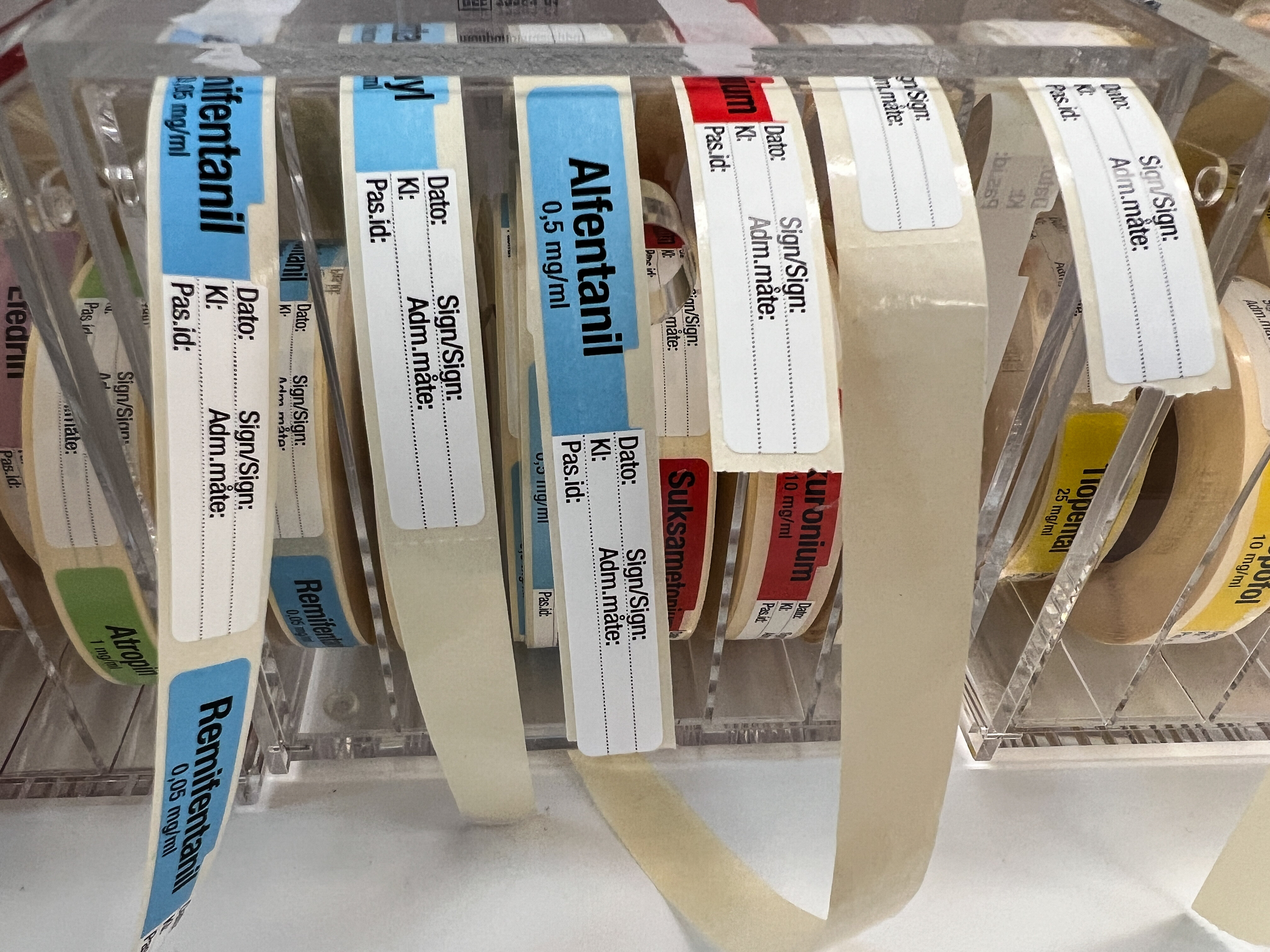 Bildet viser merkelapper til å sette på sprøyter.