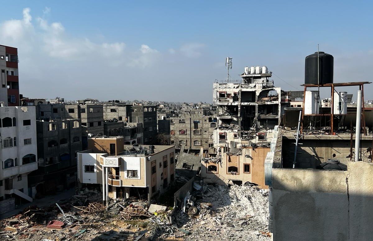 Bildet viser ødelagte bygninger.