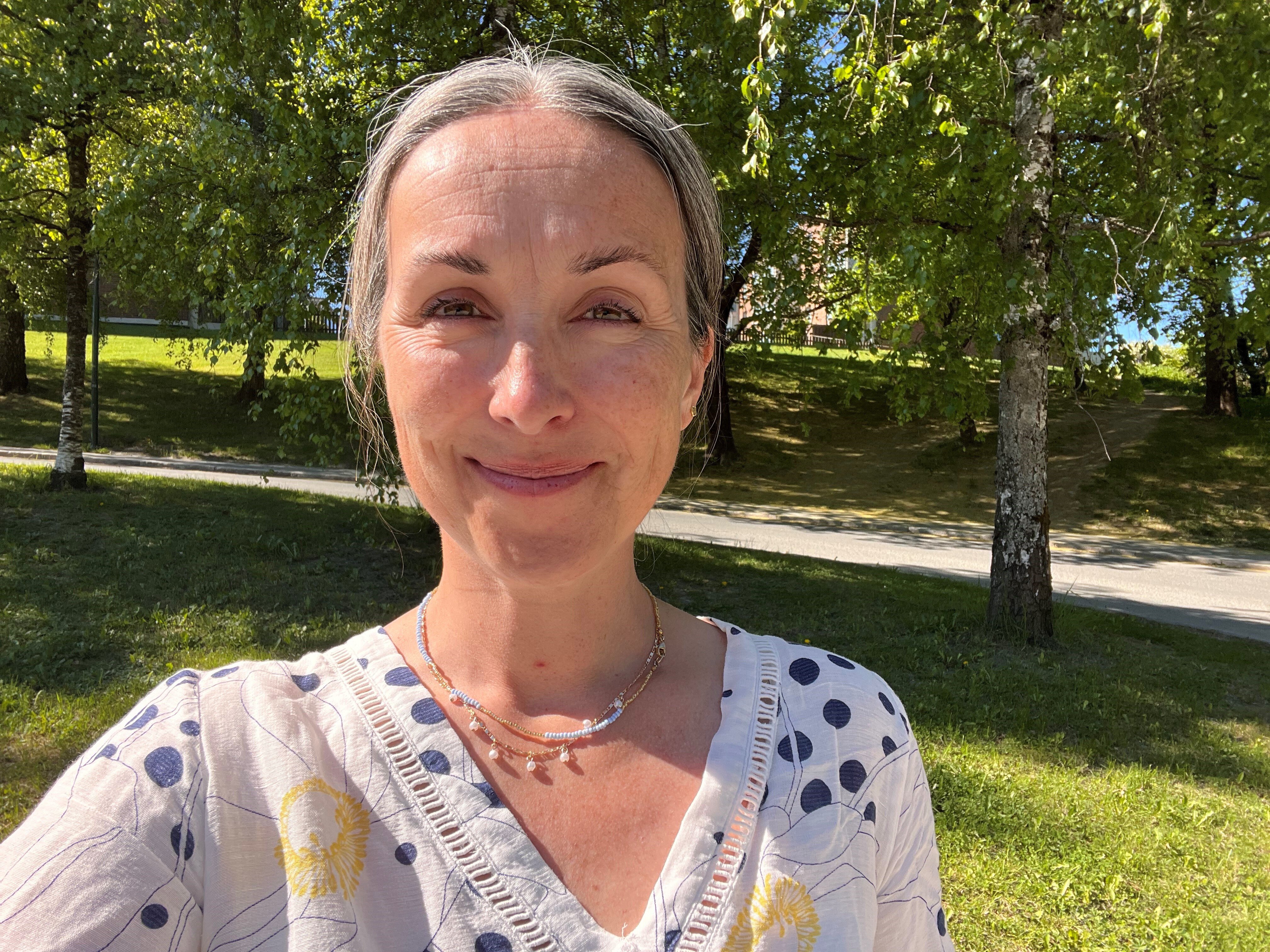 Bildet viser innleggsforfatter Claire Berkeli. Hun tar en selfie av seg selv ute i parken. 