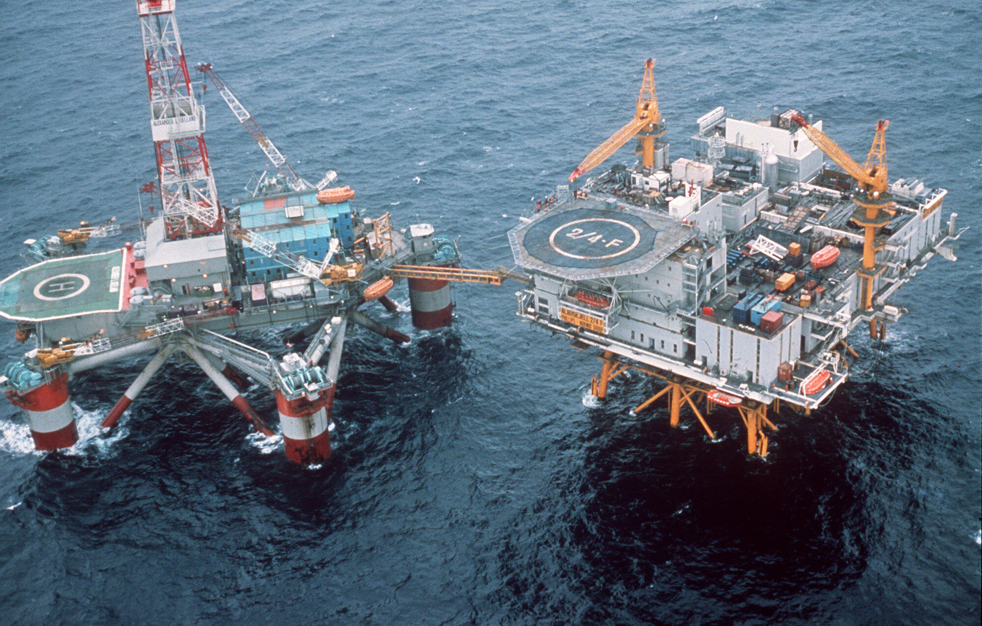 Boligplattformen "Alexander L. Kielland" (t.v) før ulykken. Plattformen " Albuskjell 2/4 " sees til v. Bildet tatt før 1980, da ulykken inntraff. Boligplattformen "Alexander L. Kielland" (t.v) før ulykken. Plattformen " Albuskjell 2/4 " sees til v. Bildet tatt før 1980, da ulykken inntraff.