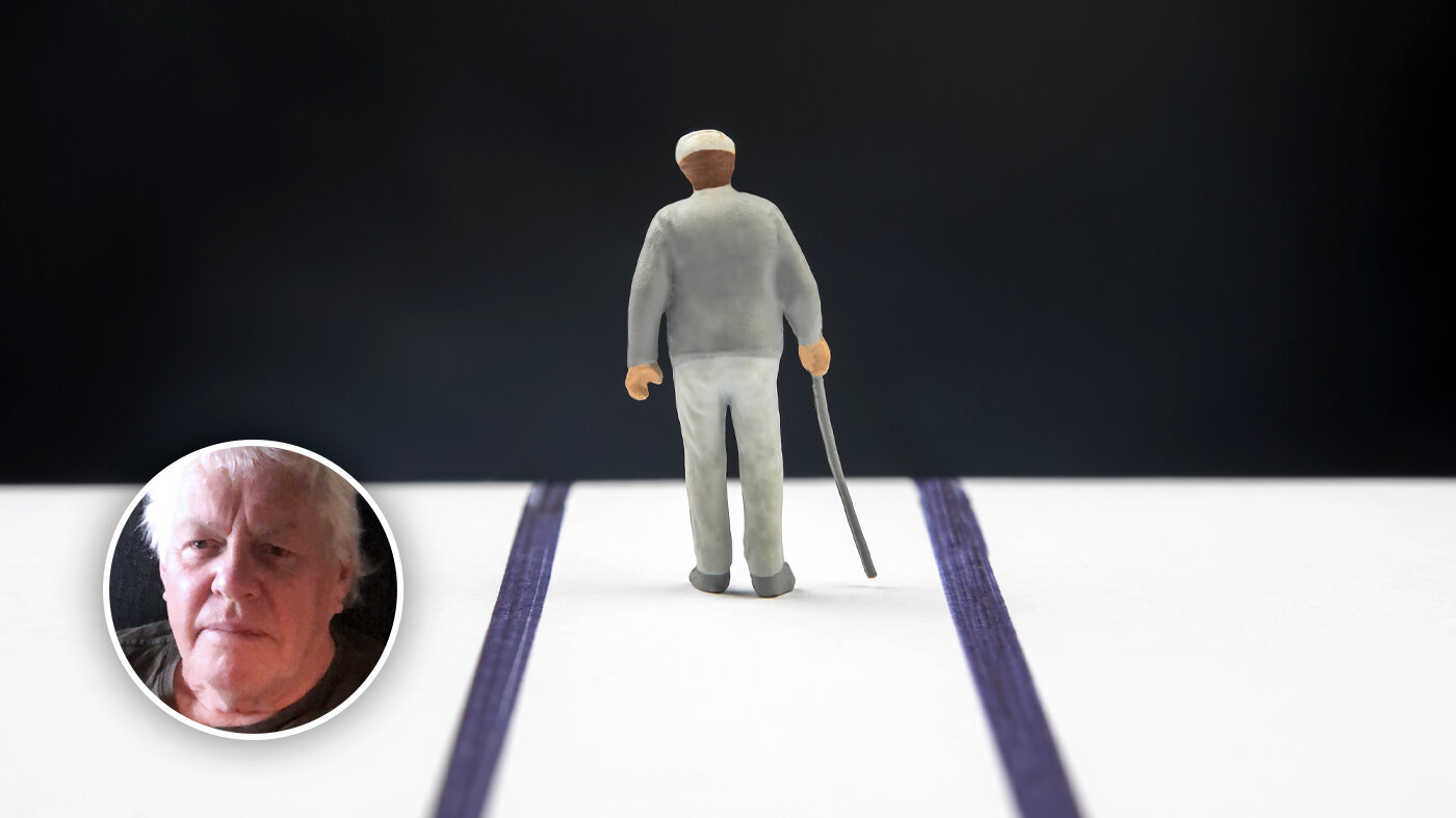 Bildet viser en figur av en eldre mann med stokk