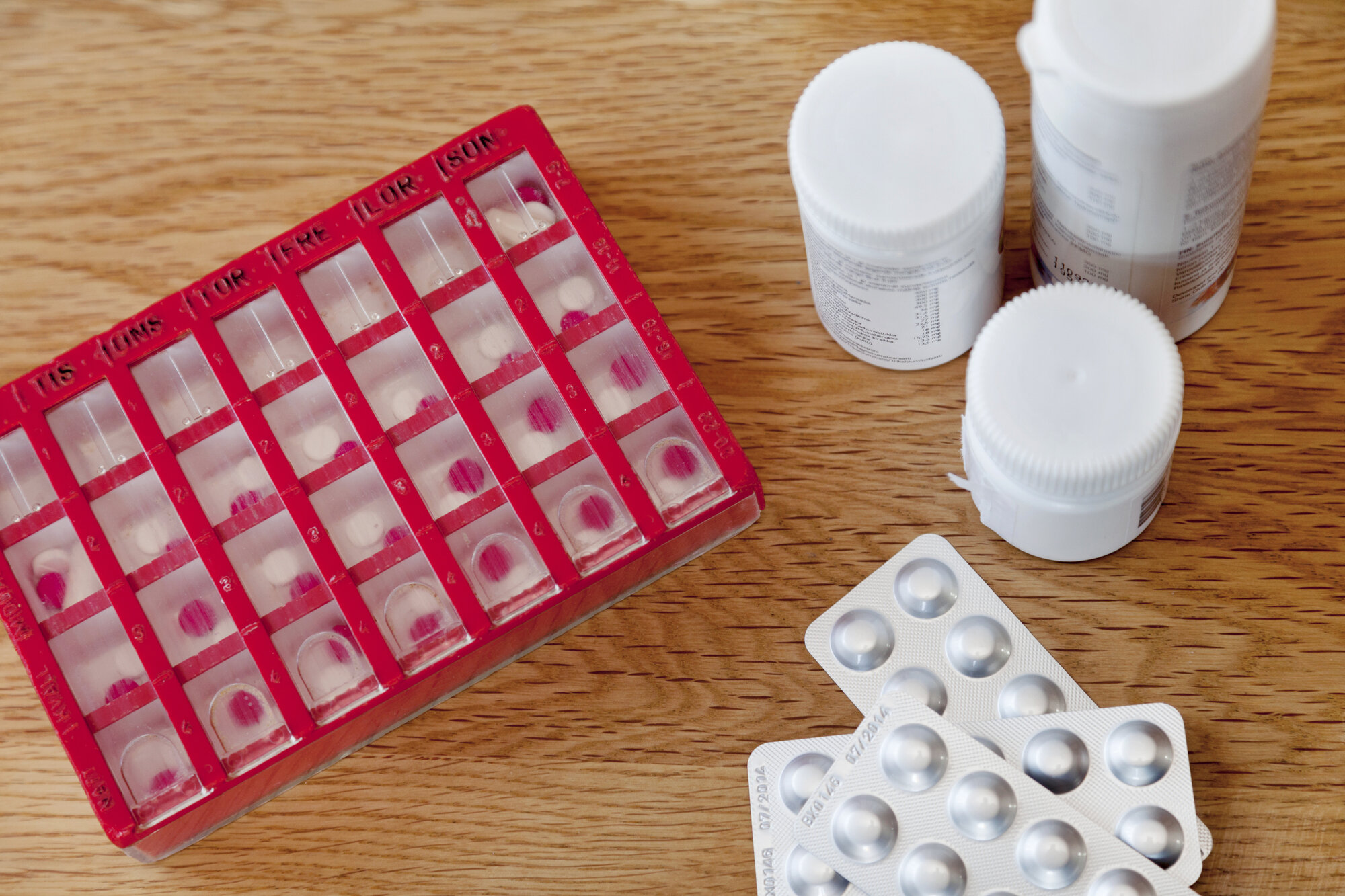 Bildet viser ulike legemidler på et bord